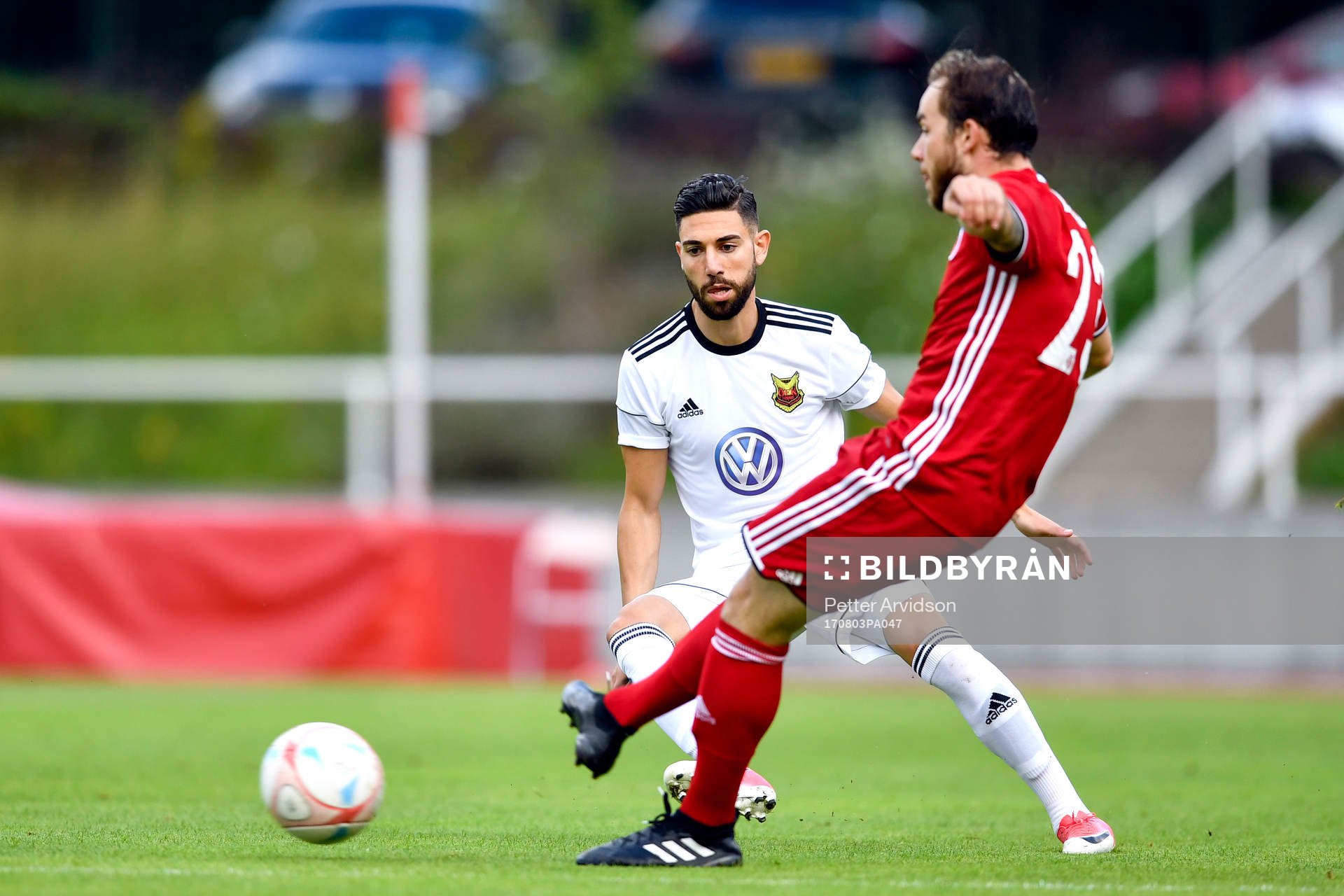 Östersunds Gabriel Somi och FC Fola Esch Enis Saiti