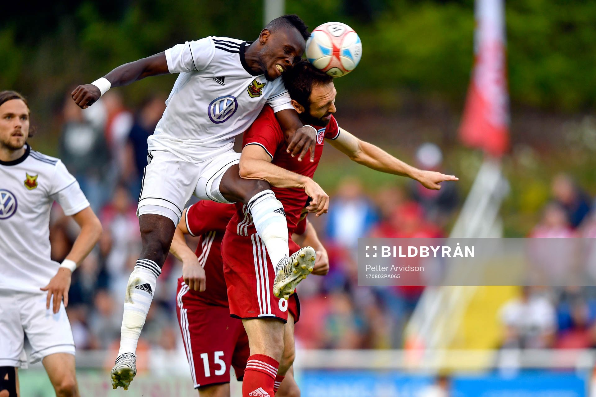 Östersunds Samuel Mensiro och FC Fola Esch Veldin
