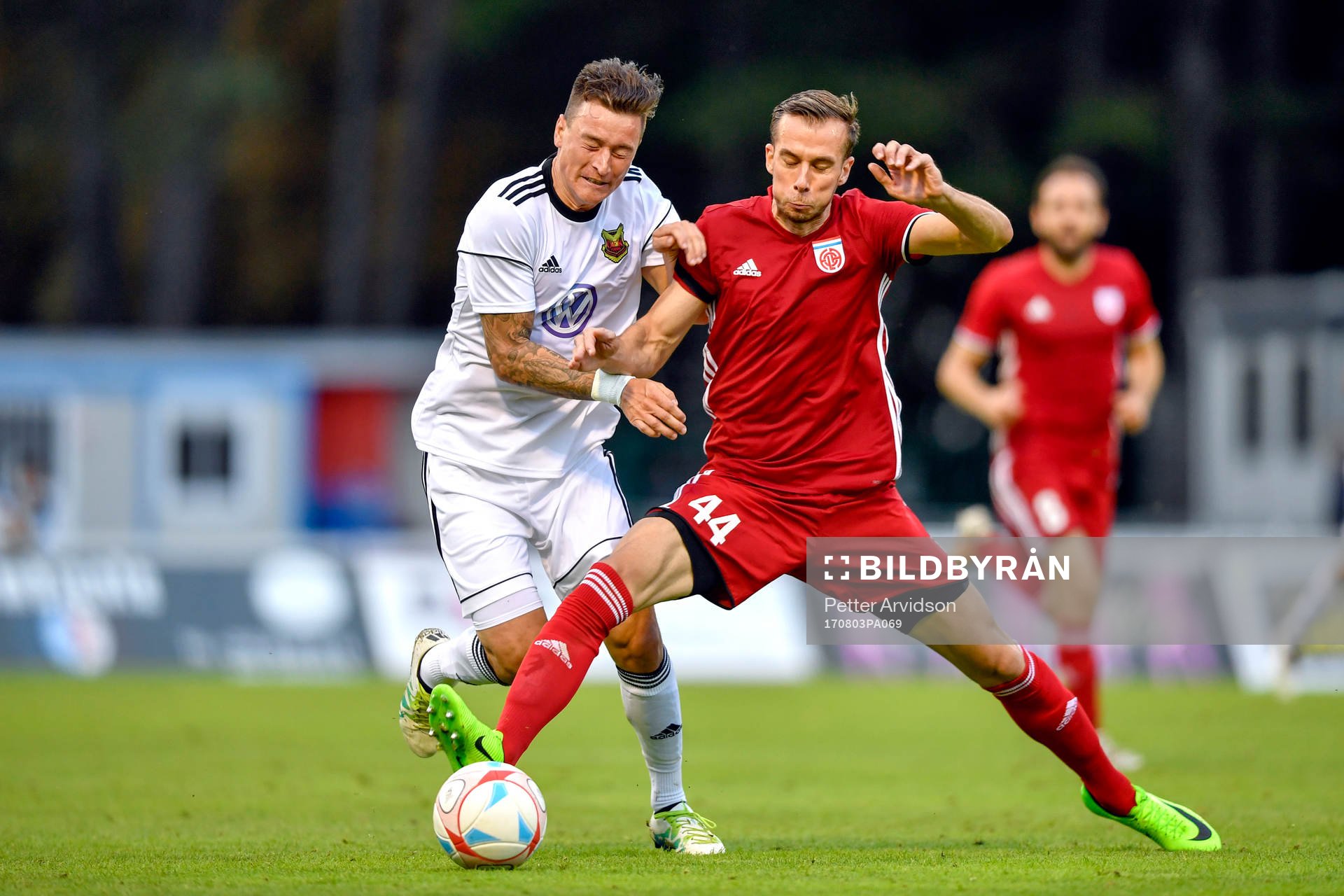 Östersunds Jamie Hopcutt och FC Fola Esch Peter Chrappan