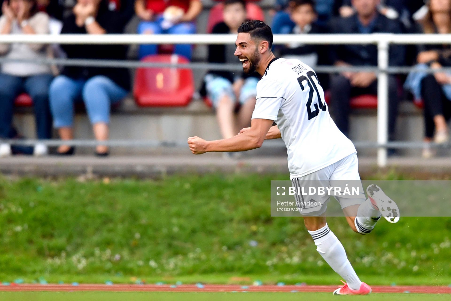 Östersunds Gabriel Somi jublar efter 1-1 under fotbollsmatchen i kvalet till Europa League mellan Fola Esch och Östersund den 3 augusti 2017 i Esch-sur-Alzette.