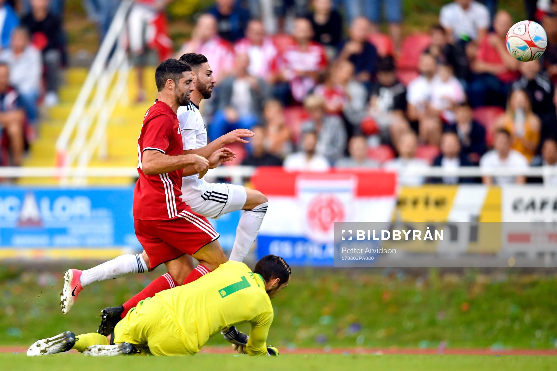 Östersunds Gabriel Somi gör 1-1 bakom FC Fola Esch målvakt Thomas Hym i kamp med FC Fola Esch Julien Klein under fotbollsmatchen i kvalet till Europa League mellan Fola Esch och Östersund den 3 augusti 2017 i Esch-sur-Alzette.