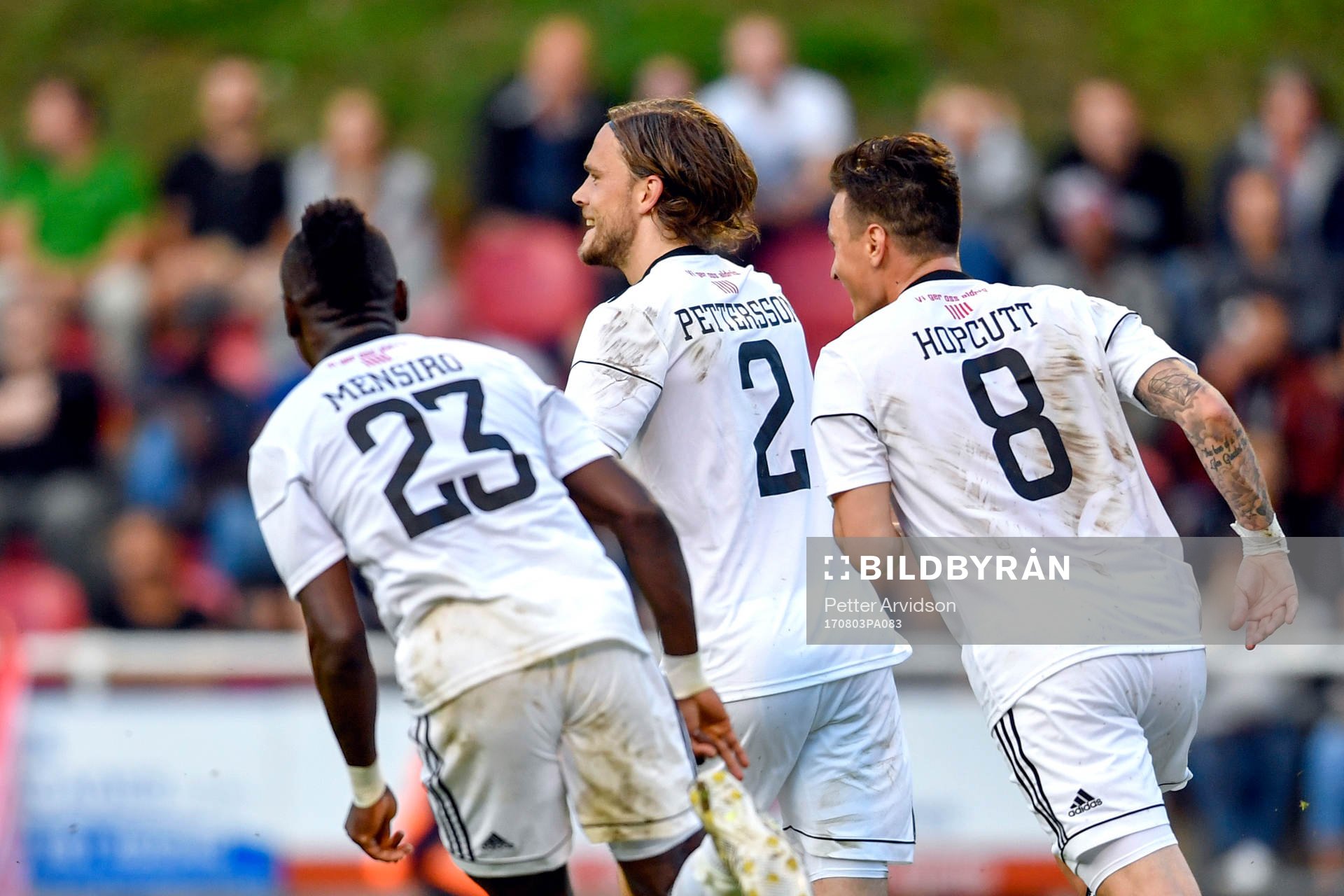 Östersunds Tom Pettersson jublar med lagkamrater