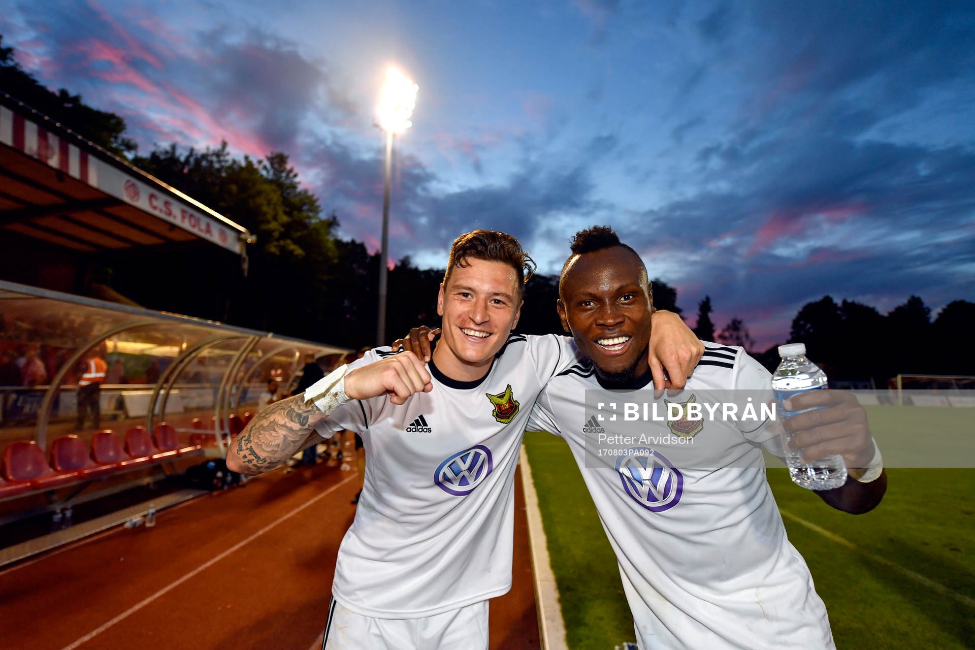 Östersunds Jamie Hopcutt och Samuel Mensiro jublar