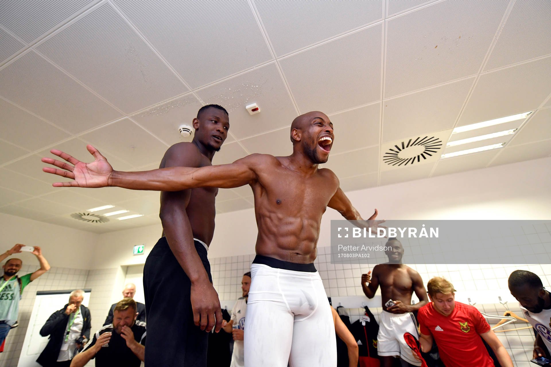 Östersunds Salisu Abdullahi Gero och Fouad Bachirou jublar