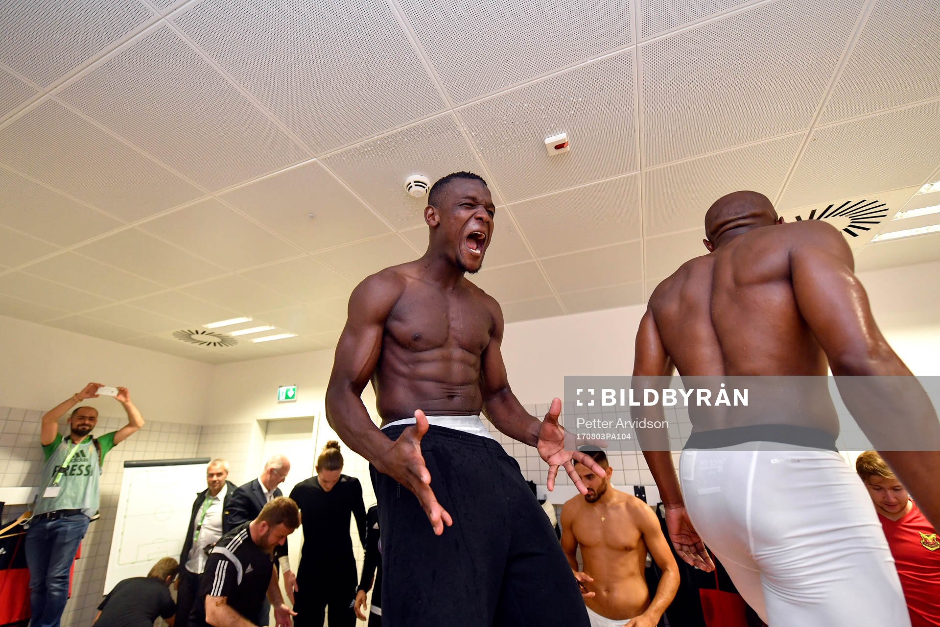 Östersunds Salisu Abdullahi Gero jublar i omklädningsrummet efter fotbollsmatchen i kvalet till Europa League mellan Fola Esch och Östersund den 3 augusti 2017 i Esch-sur-Alzette.
