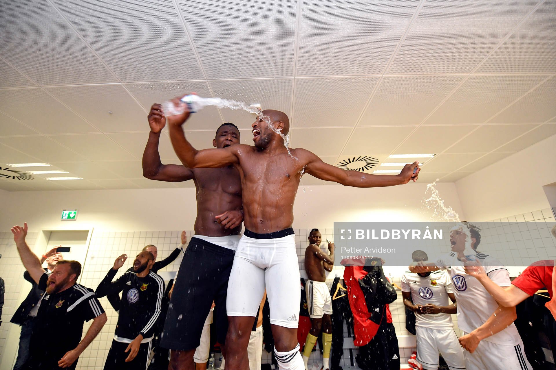 Östersunds Salisu Abdullahi Gero och Fouad Bachirou jublar