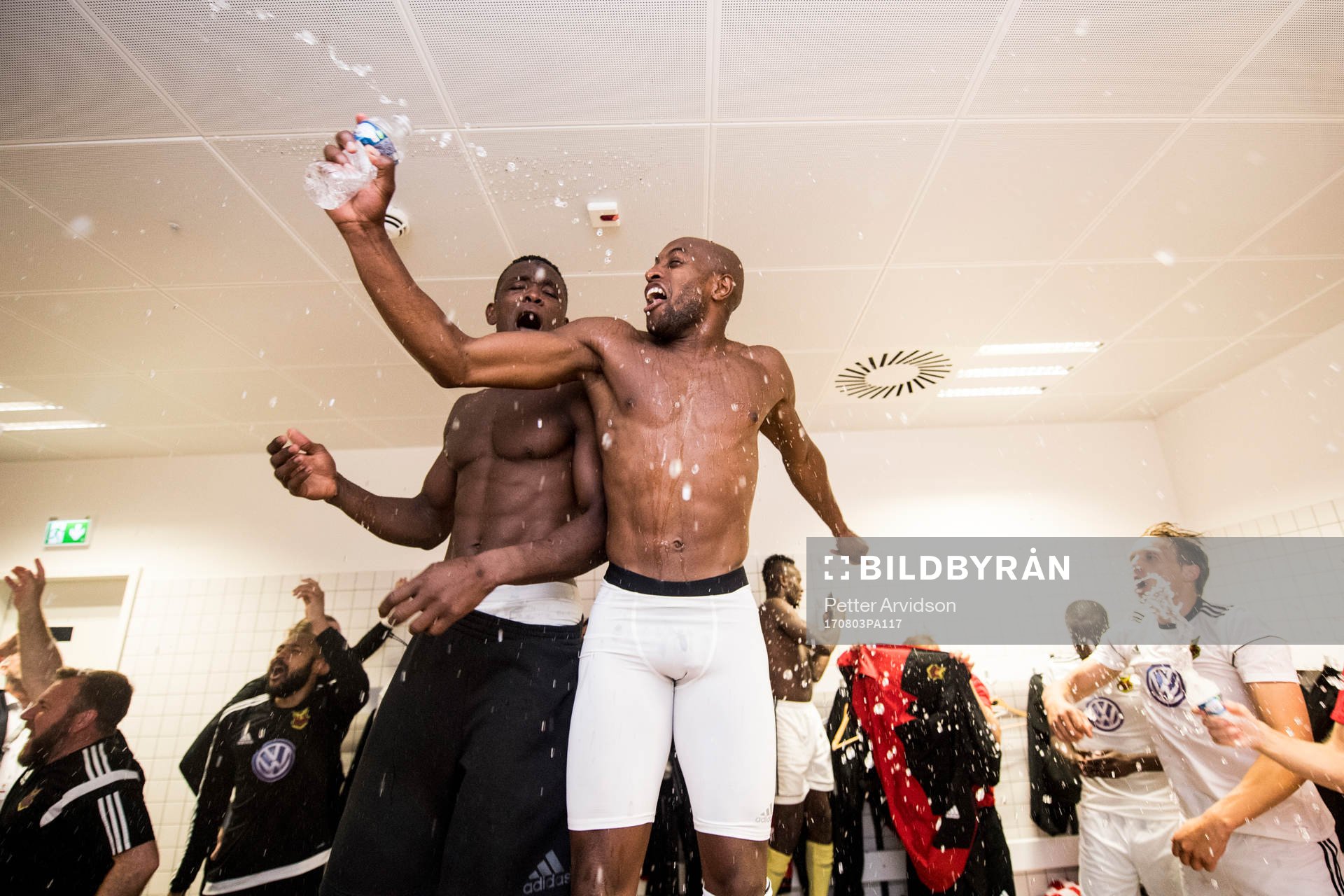 Östersunds Salisu Abdullahi Gero och Fouad Bachirou jublar