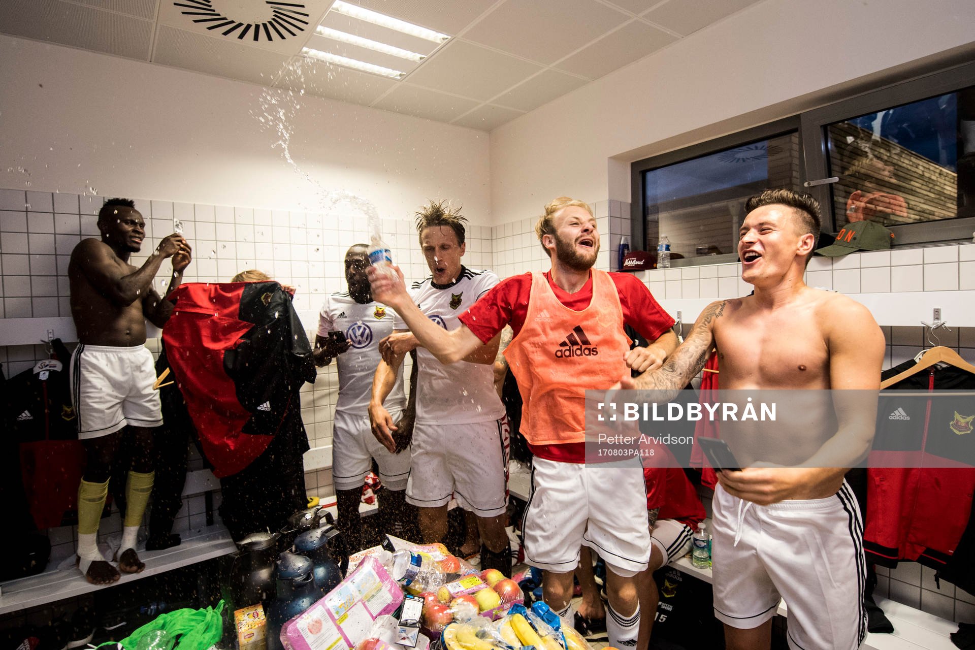 Östersunds Bobo Sollander Jansson, Dennis Widgren och Jamie Hopcutt jublar i omklädningsrummet efter fotbollsmatchen i kvalet till Europa League mellan Fola Esch och Östersund den 3 augusti 2017 i Esch-sur-Alzette.