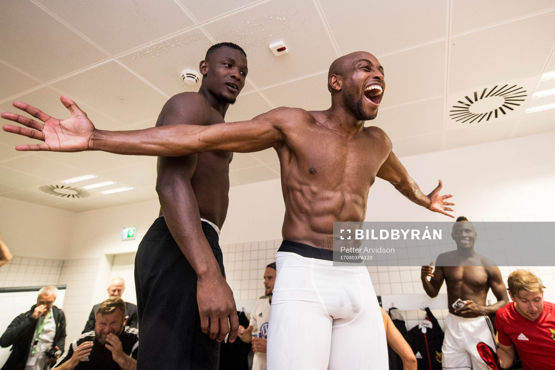 Östersunds Salisu Abdullahi Gero och Fouad Bachirou jublar