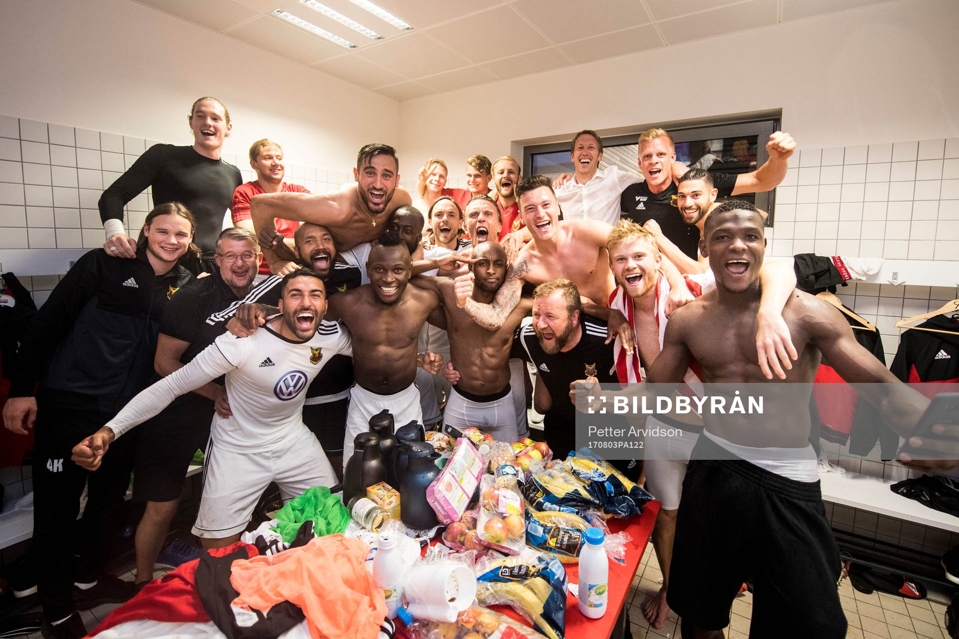 Östersunds spelare och ledare jublar i omklädningsrummet efter fotbollsmatchen i kvalet till Europa League mellan Fola Esch och Östersund den 3 augusti 2017 i Esch-sur-Alzette.