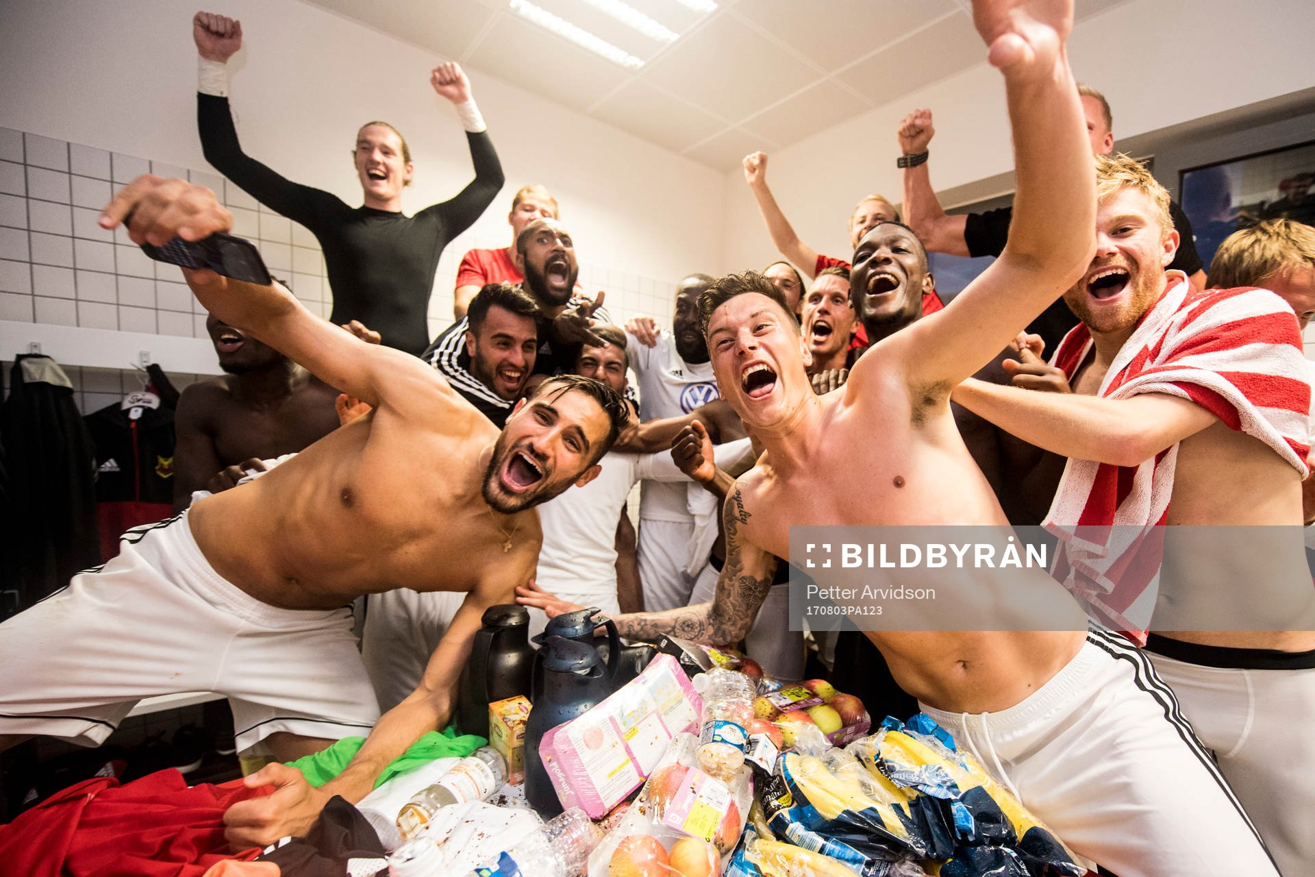Östersunds spelare och ledare jublar i omklädningsrummet