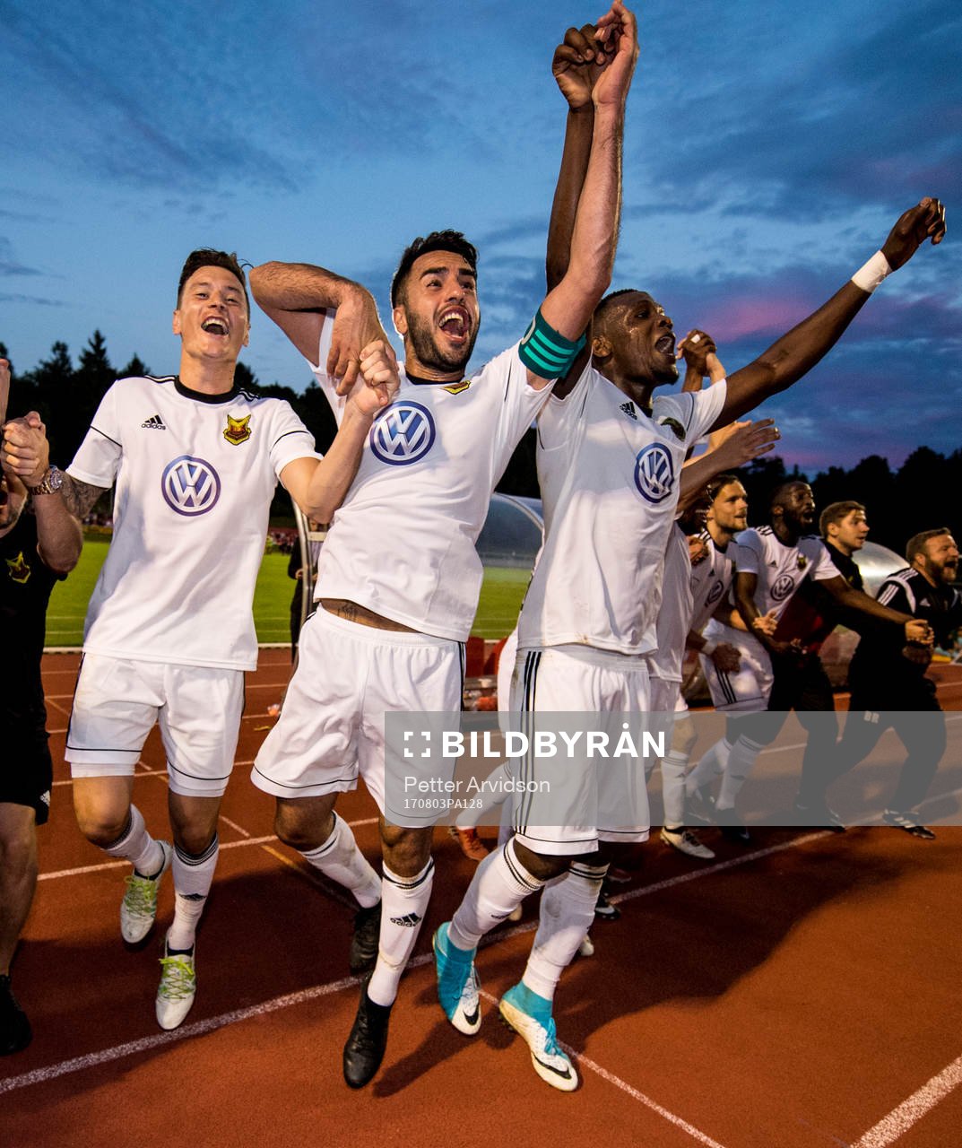 Östersunds Jamie Hopcutt, Brwa Nouri och Fouad Bachirou jublar efter fotbollsmatchen i kvalet till Europa League mellan Fola Esch och Östersund den 3 augusti 2017 i Esch-sur-Alzette.