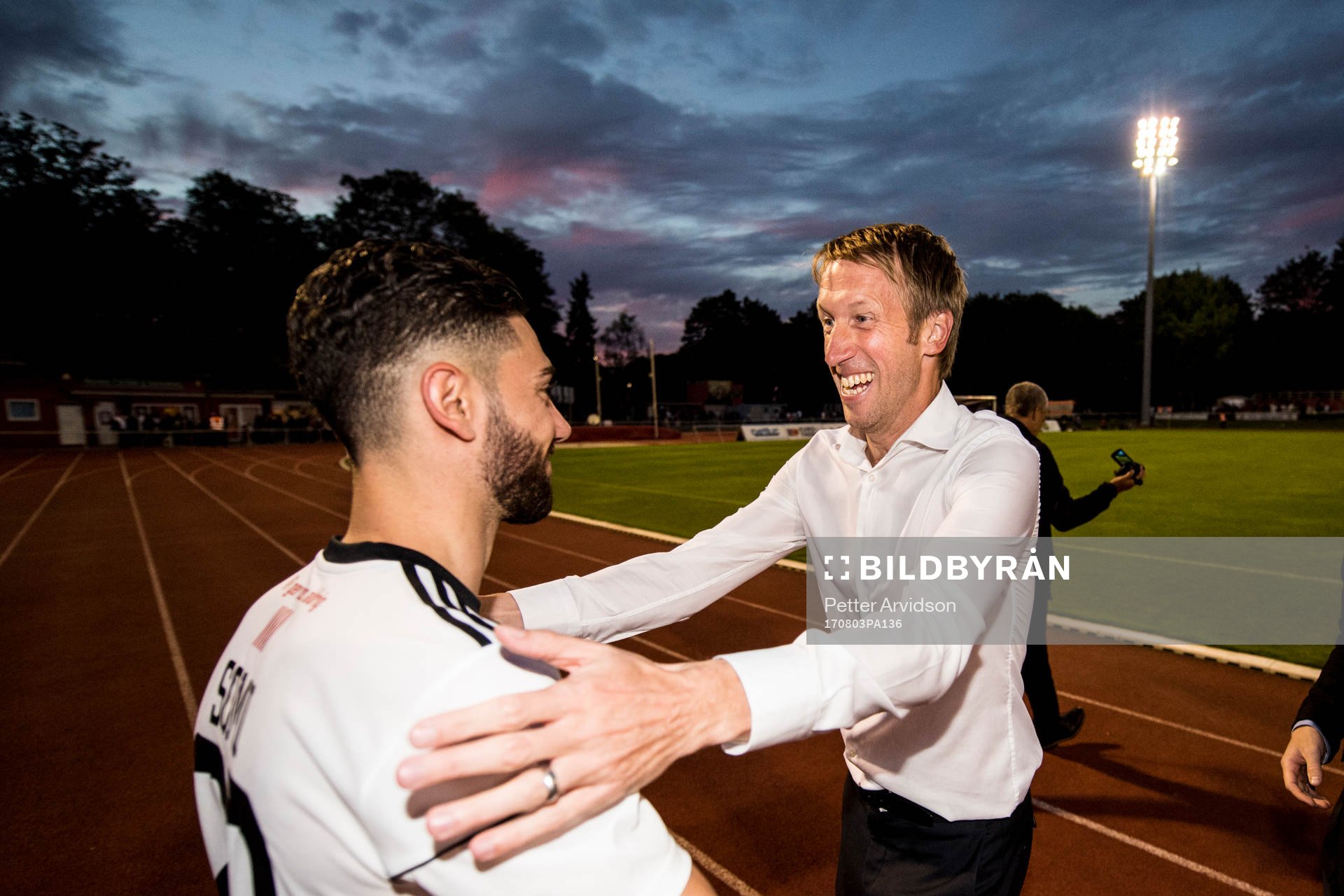 Östersunds tränare Graham Potter jublar med Gabriel Somi