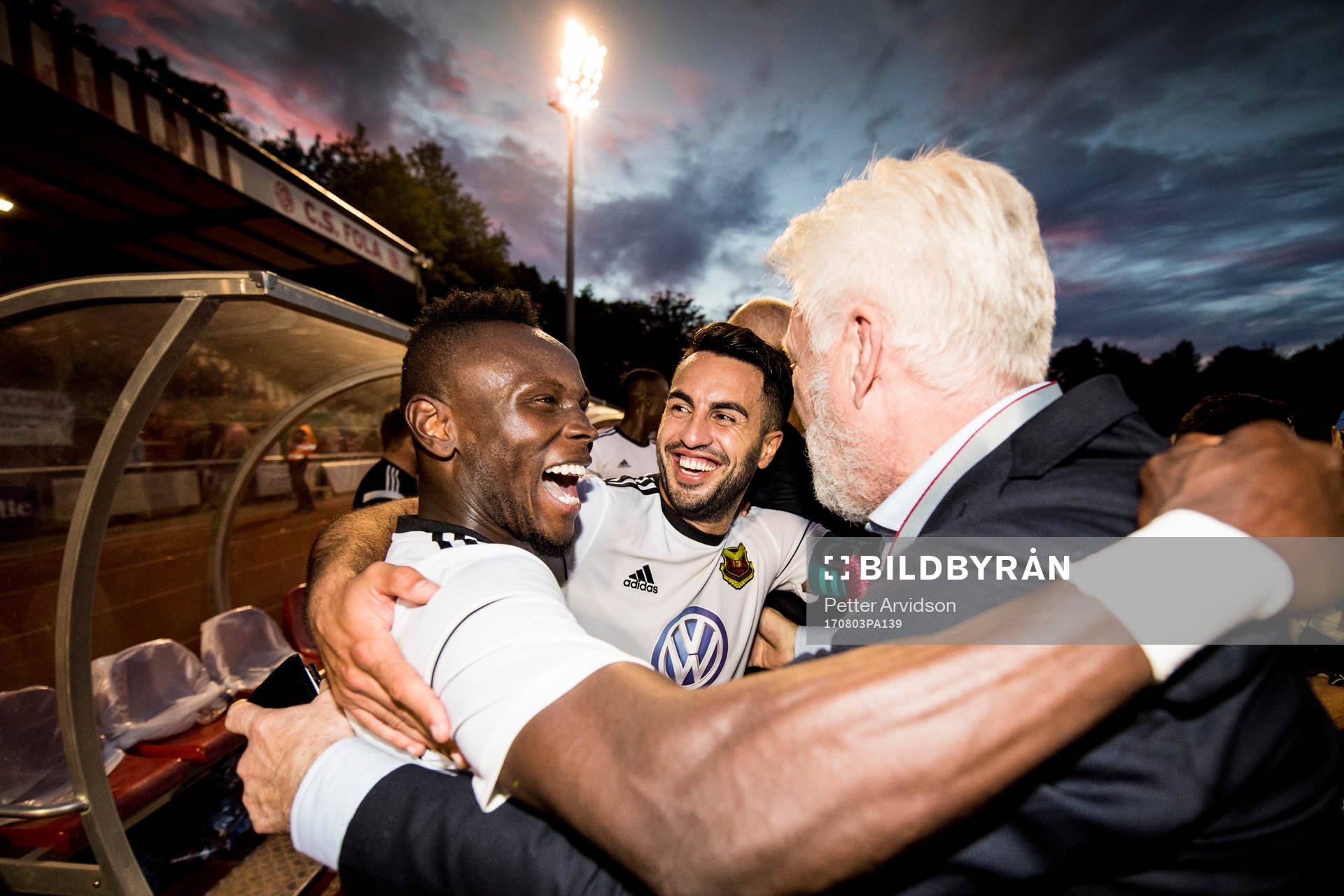 Östersunds Samuel Mensiro och Brwa Nouri jublar