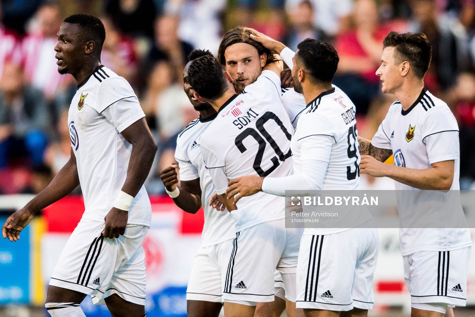 Östersunds spelare jublar med Tom Pettersson som gjort 1-2
