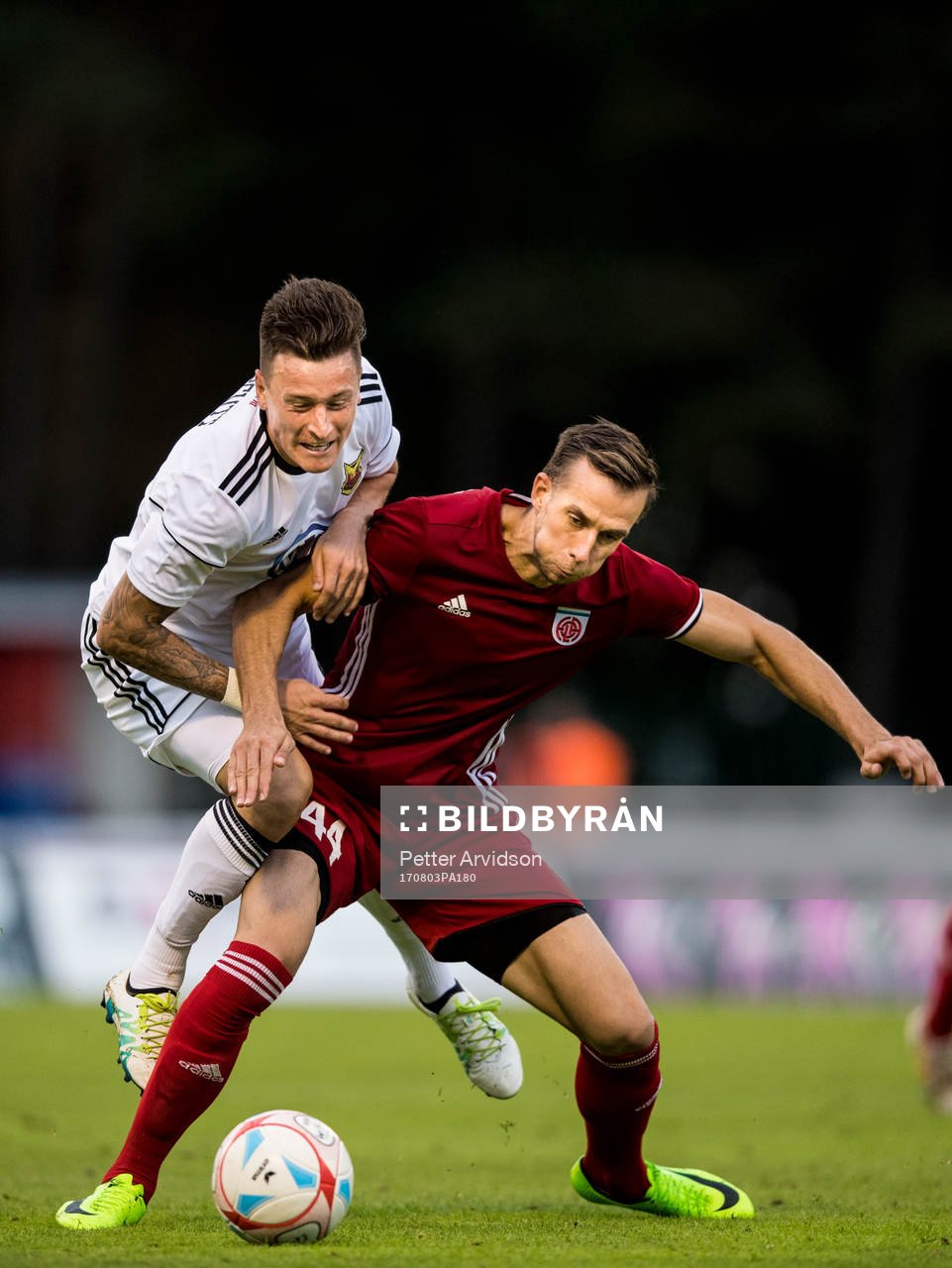 Östersunds Jamie Hopcutt tacklas av Fola Esch Peter Chrappan under fotbollsmatchen i kvalet till Europa League mellan Fola Esch och Östersund den 3 augusti 2017 i Esch-sur-Alzette.