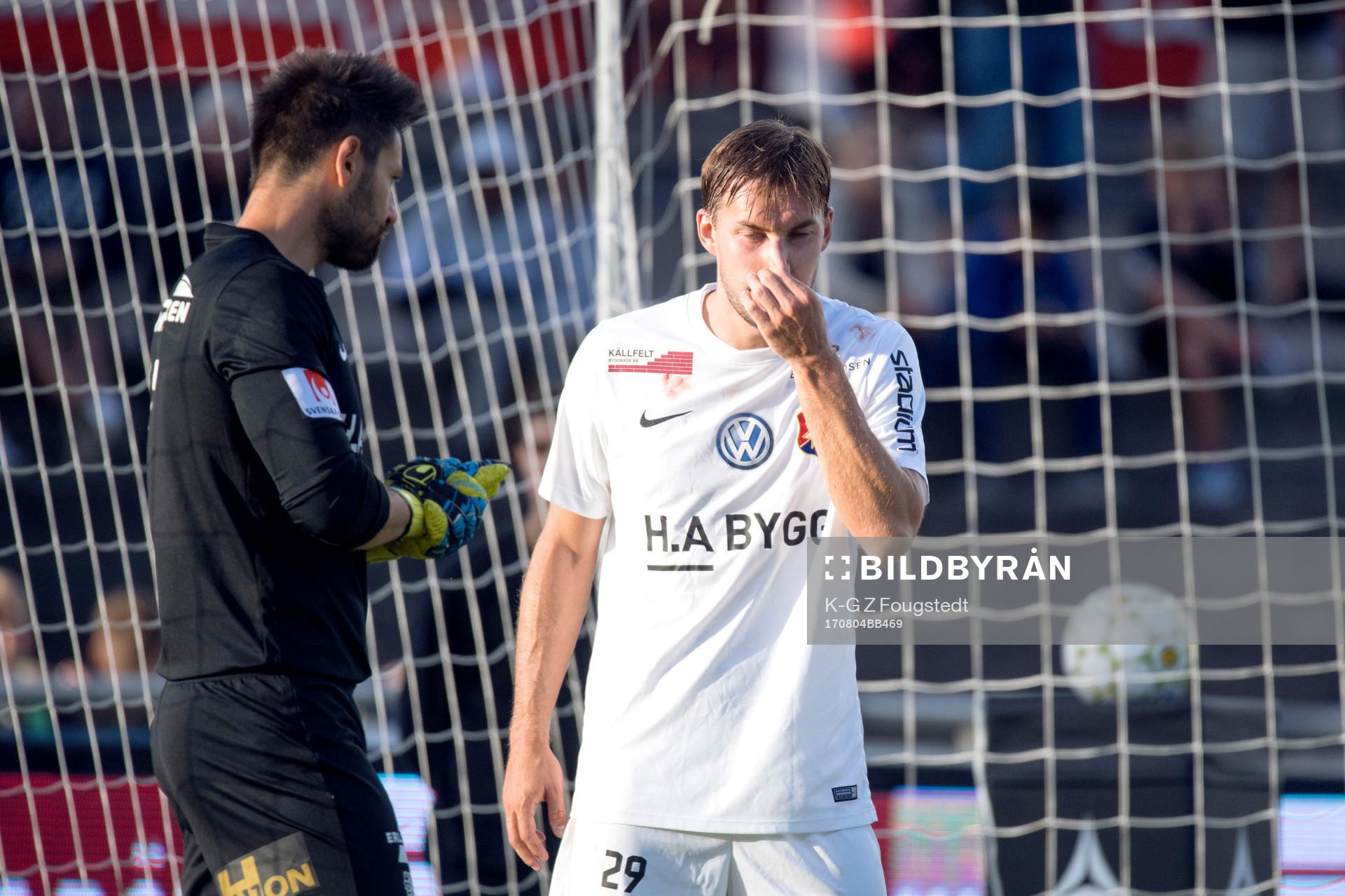 Örgrytes målvakt Stojan Lukic och Danny Ervik deppar