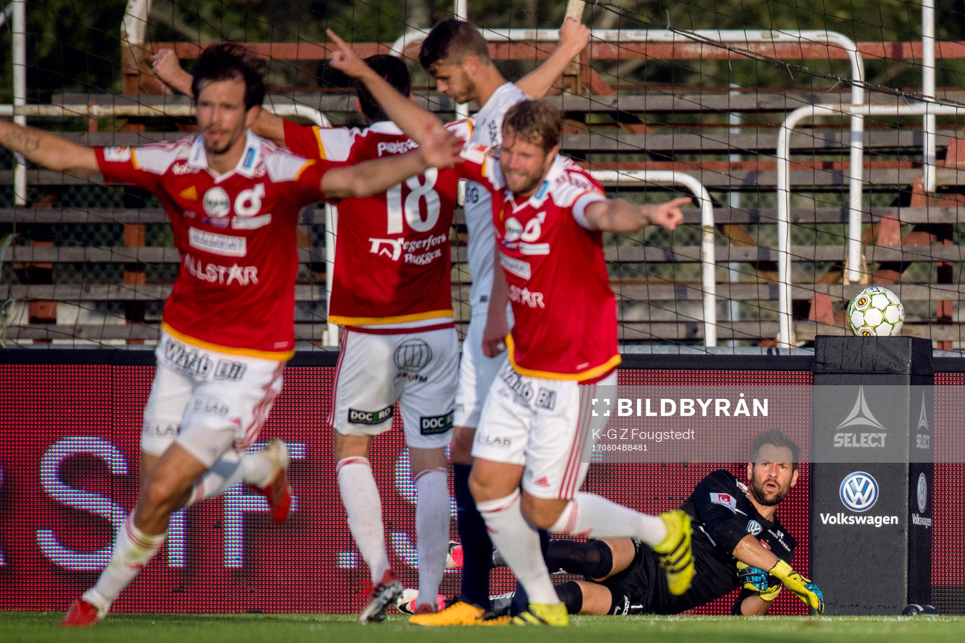 Degerfors Mihlali Mayambela jublar med lagkamrater och