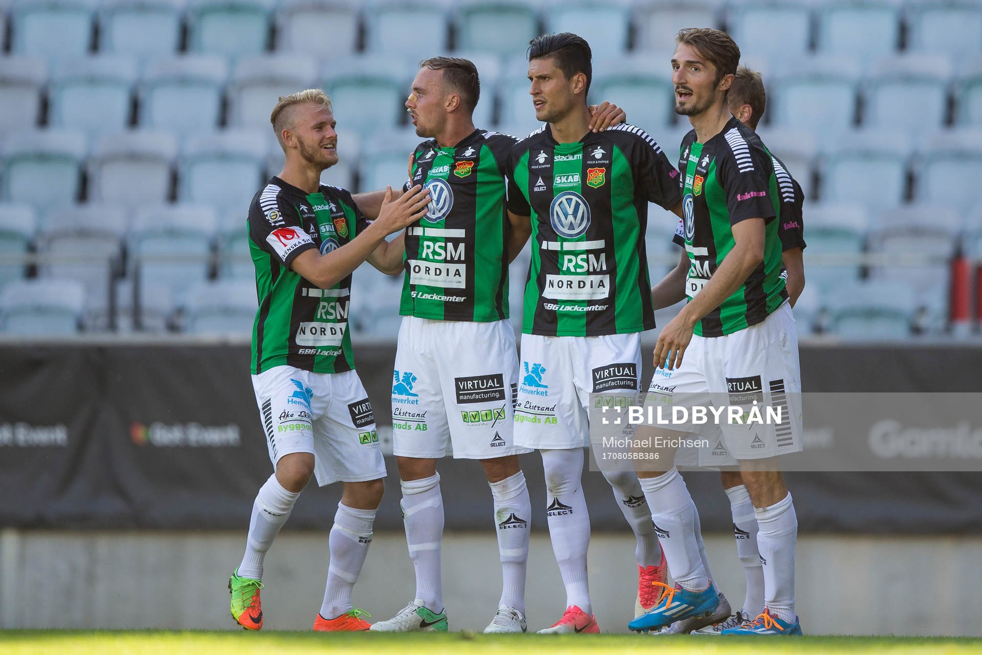 GAIS Luka Mijaljevic jublar och omfamnas av lagkamrater efter 1-0 under fotbollsmatchen i Superettan mellan GAIS och Falkenberg den 5 augusti 2017 i Göteborg.