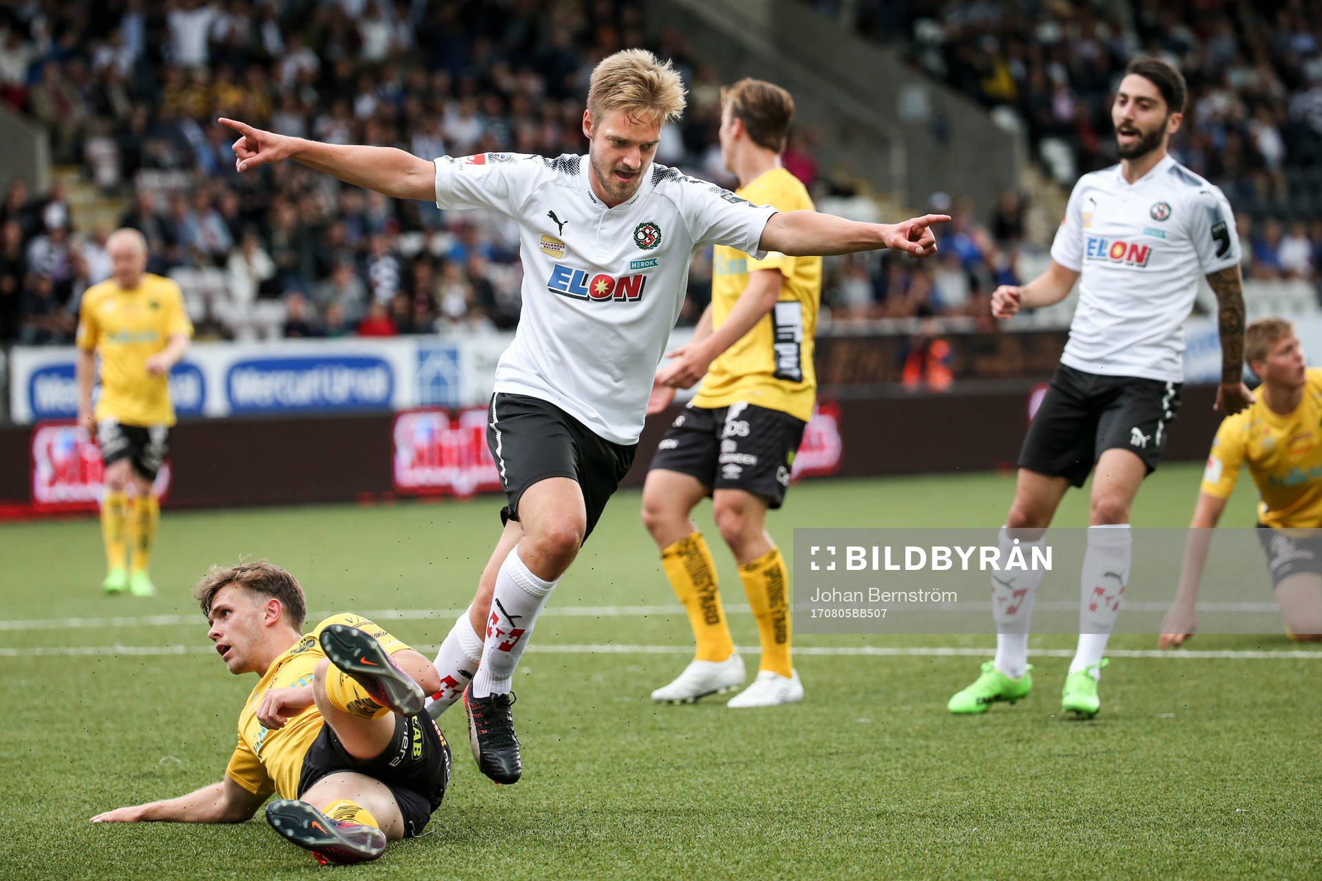 Örebros Johan Mårtensson jublar efter sitt 1-0 mål under fotbollsmatchen i Allsvenskan mellan Örebro och Elfsborg den 5 augusti 2017 i Örebro.