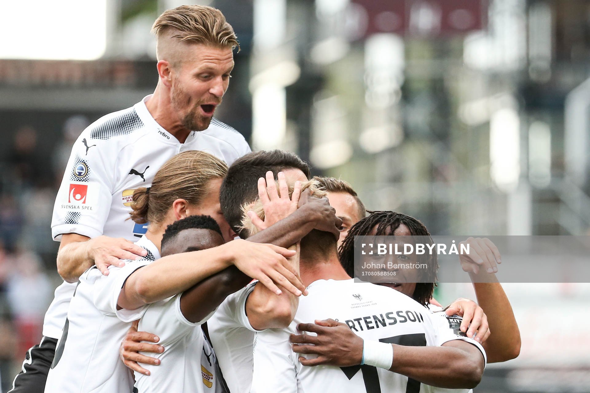 Örebros Johan Mårtensson jublar med lagkamrater