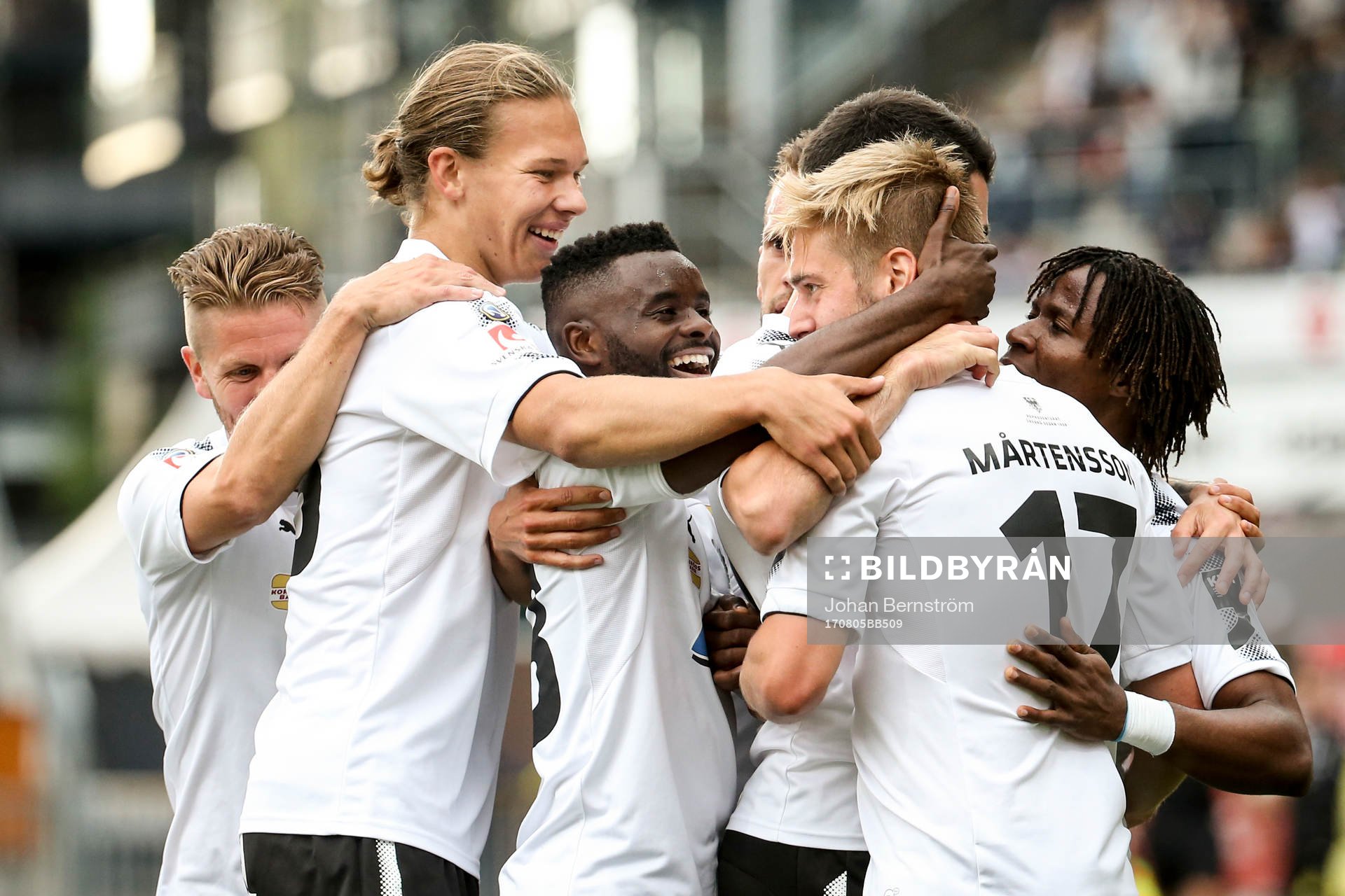 Örebros Johan Mårtensson jublar med lagkamrater efter sitt 1-0 mål under fotbollsmatchen i Allsvenskan mellan Örebro och Elfsborg den 5 augusti 2017 i Örebro.