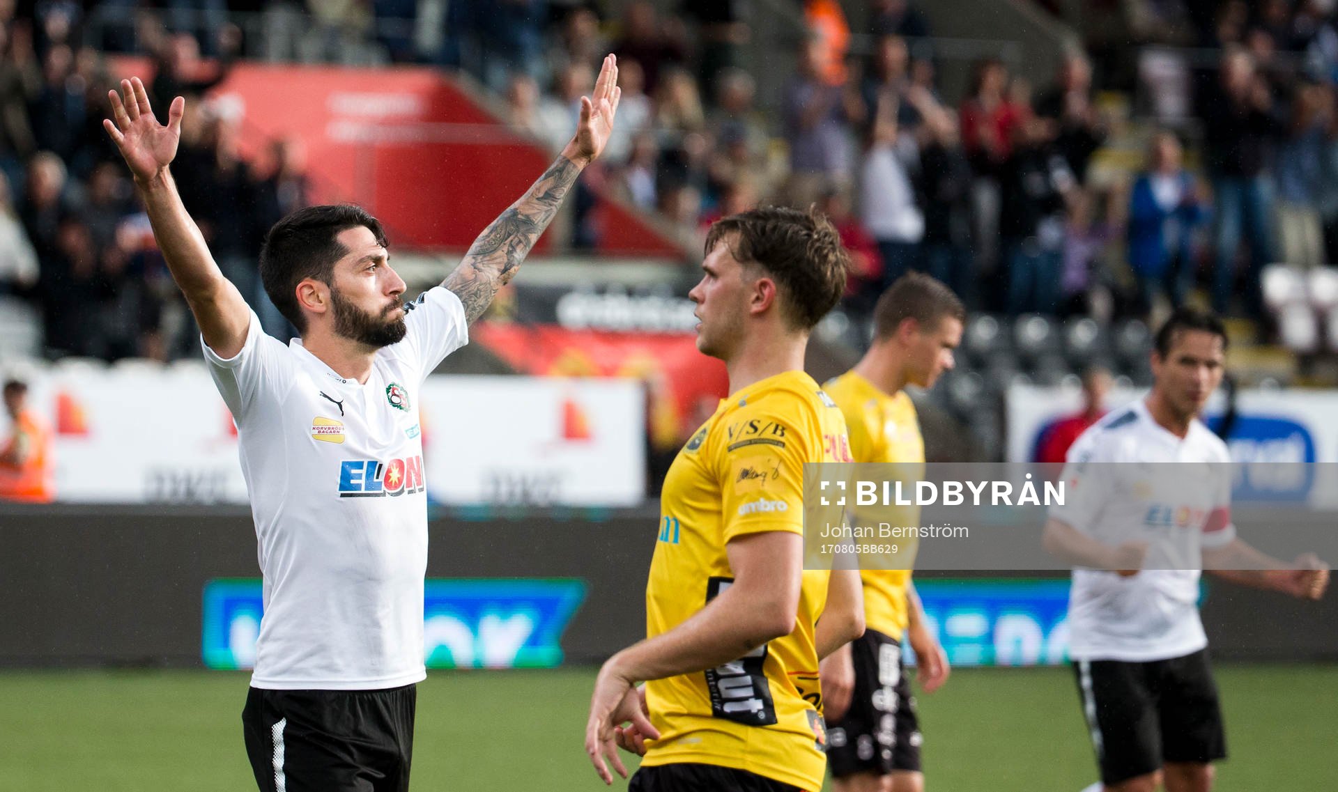 Örebros Nahir Besara gör 2-0 på straff och jublar