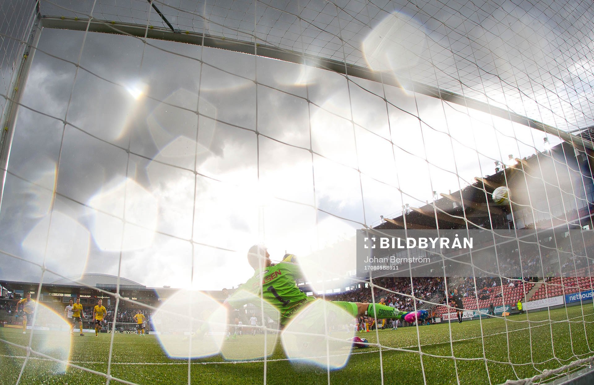 Elfsborgs målvakt Kevin Stuhr Ellegaard ser Örebros Nahir