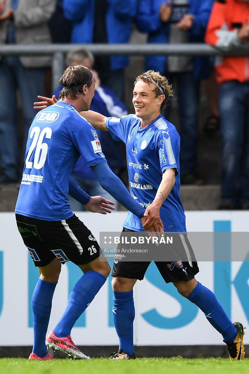Halmstads Höskuldur Gunnlaugsson jublar med Alexander Berntsson efter sitt 2-0 mål under fotbollsmatchen i Allsvenskan mellan Halmstad och Jönköping den 5 augusti 2017 i Halmstad.