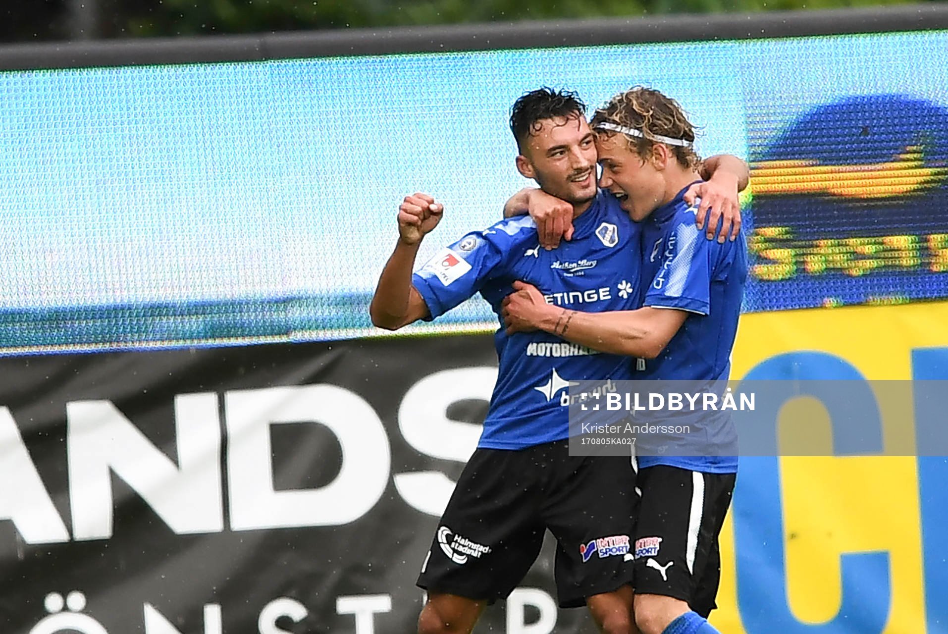 Halmstads Sead Haksabanovic jublar ihop med Höskuldur Gunnlaugsson efter sitt 5-0 mål under fotbollsmatchen i Allsvenskan mellan Halmstad och Jönköping den 5 augusti 2017 i Halmstad.