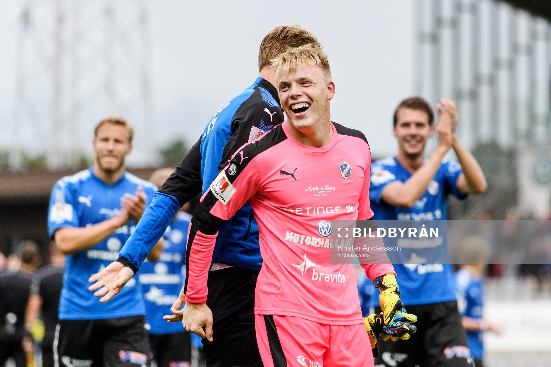 Halmstads målvakt Isak Pettersson jublar