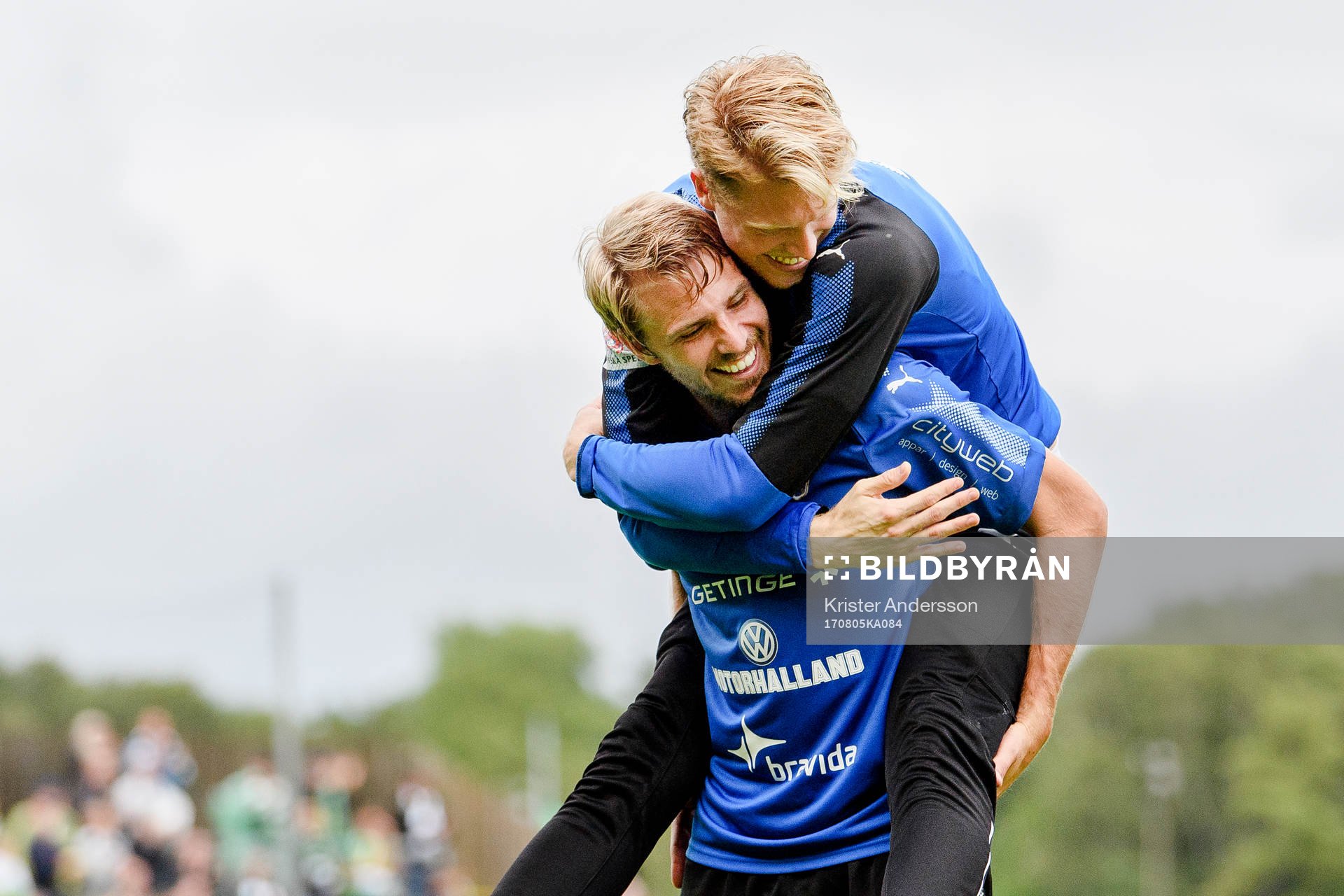 Halmstads Johan Oremo och målvakt Malkolm Nilsson jublar