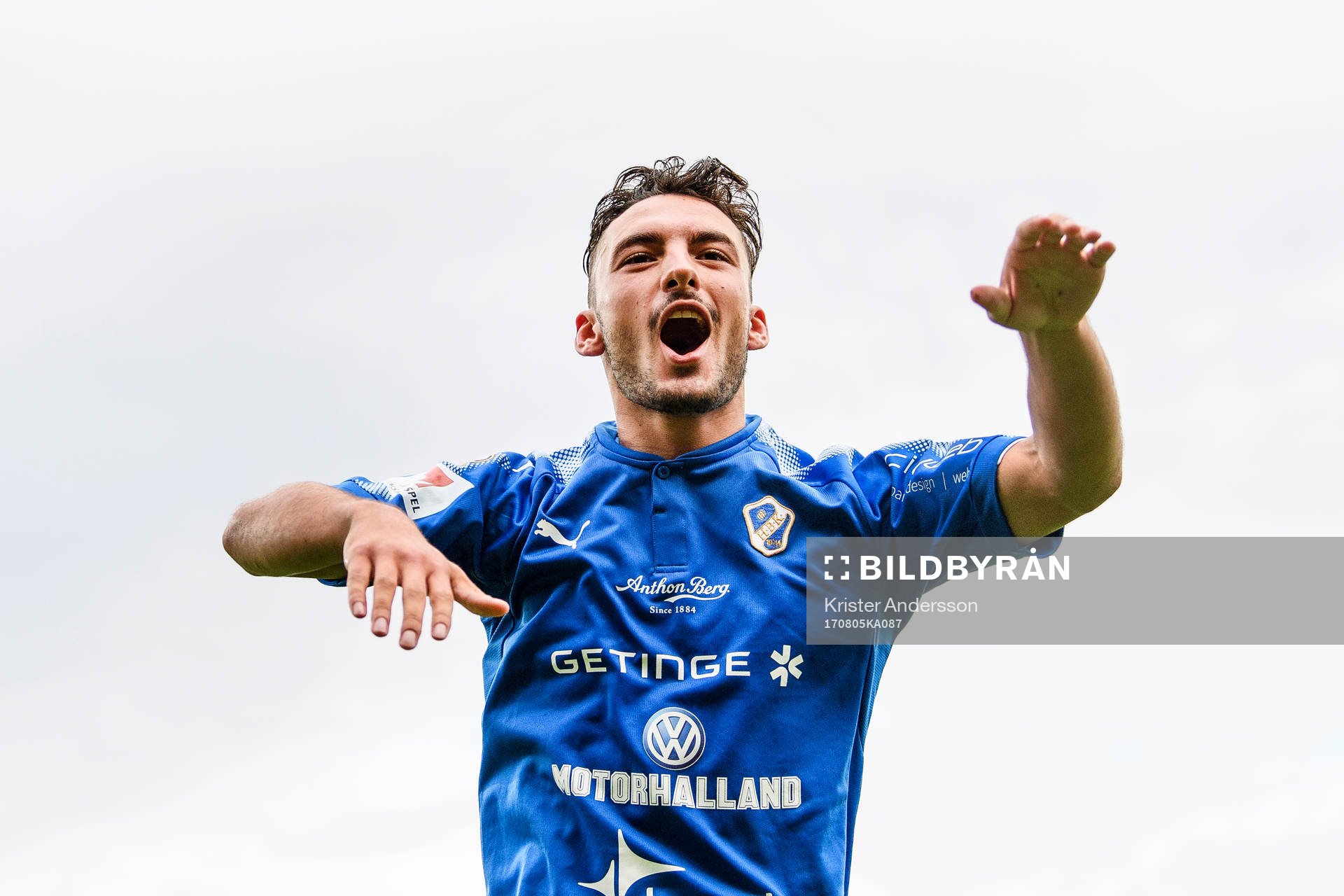 Halmstads Sead Haksabanovic jublar efter fotbollsmatchen i Allsvenskan mellan Halmstad och Jönköping den 5 augusti 2017 i Halmstad.