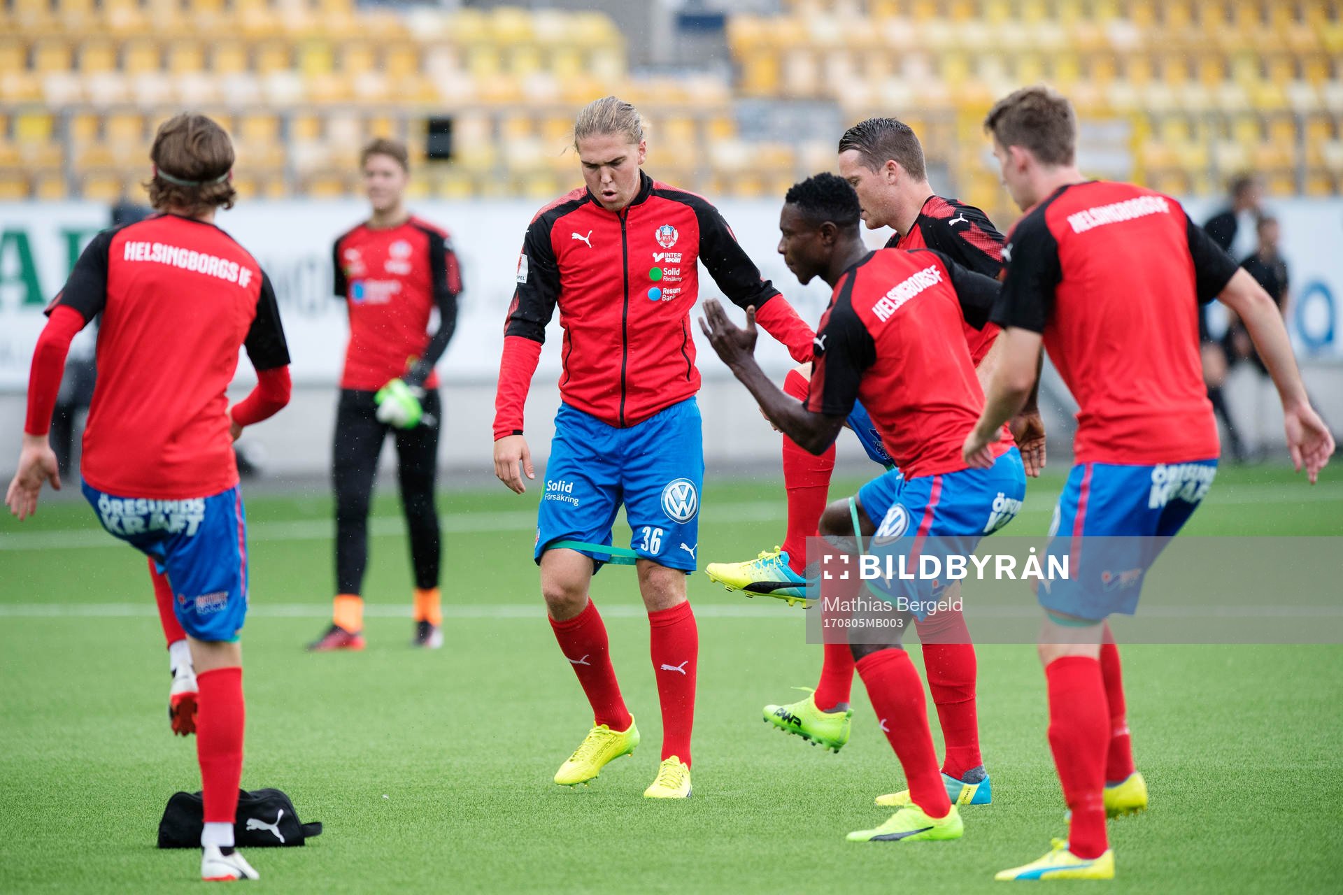 Helsingborgs Charlie Weberg värmer upp