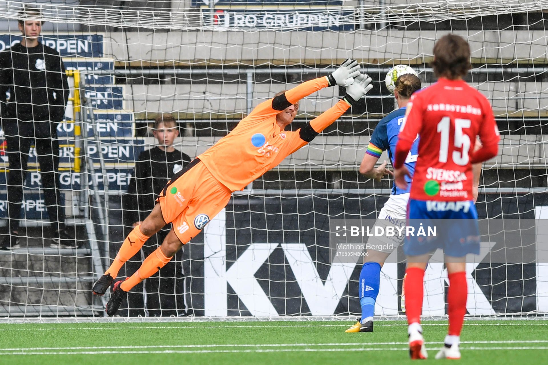 Helsingborgs målvakt Pär Hansson gör en räddning