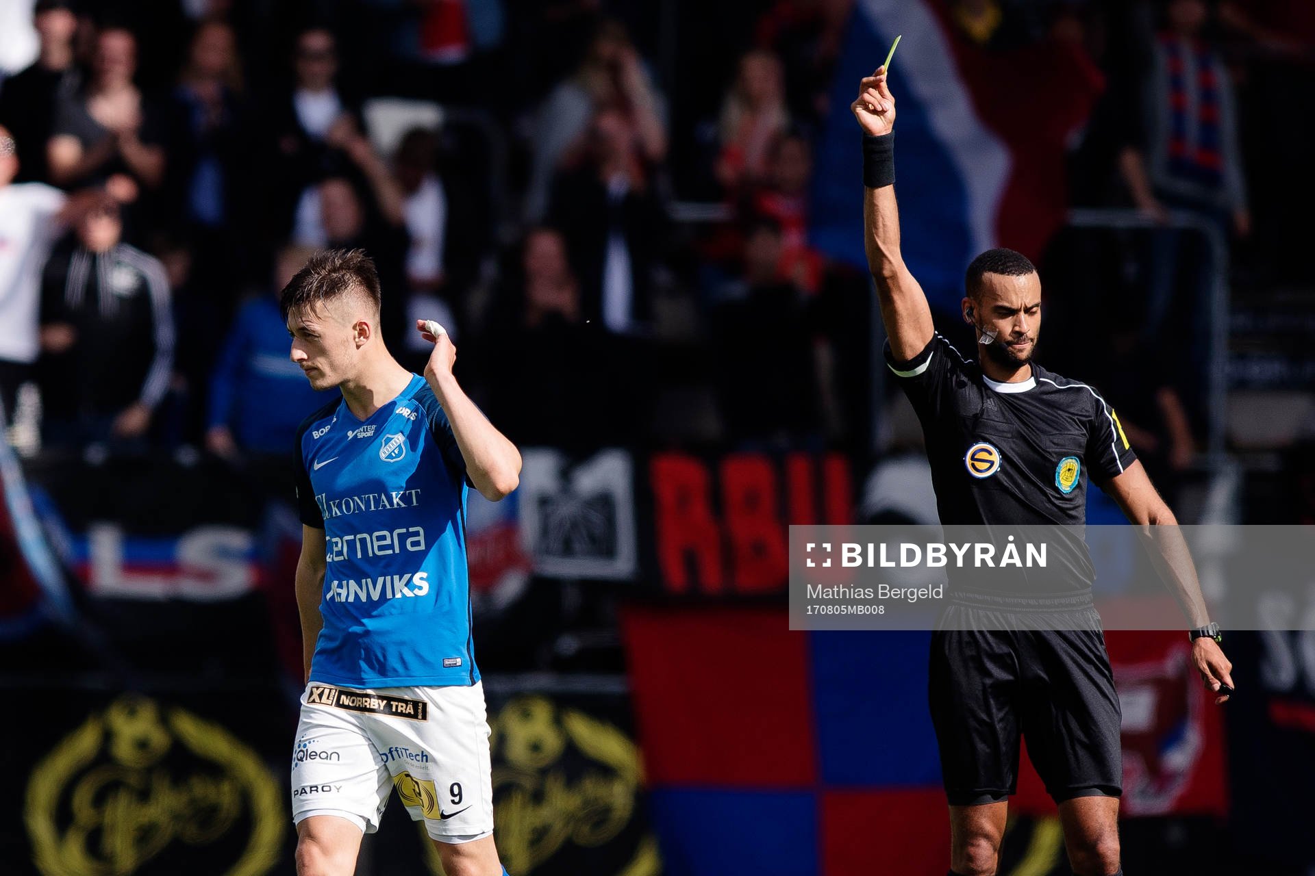 Norrbys Leonard Pllana får gult kort och reagerar mot