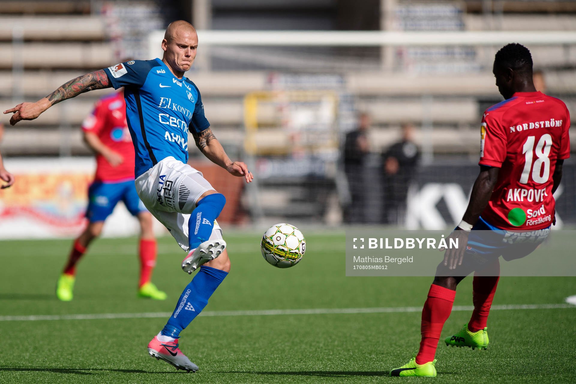Norrbys Jesper Brandt och Helsingborgs Oke Akpoveta i kamp om bollen under fotbollsmatchen i Superettan mellan Norrby och Helsingborg den 5 augusti 2017 i Borås.
