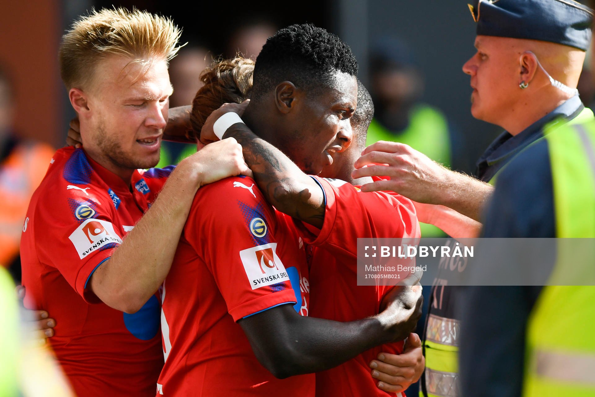 Helsingborgs Oke Akpoveta jublar med lagkamrater