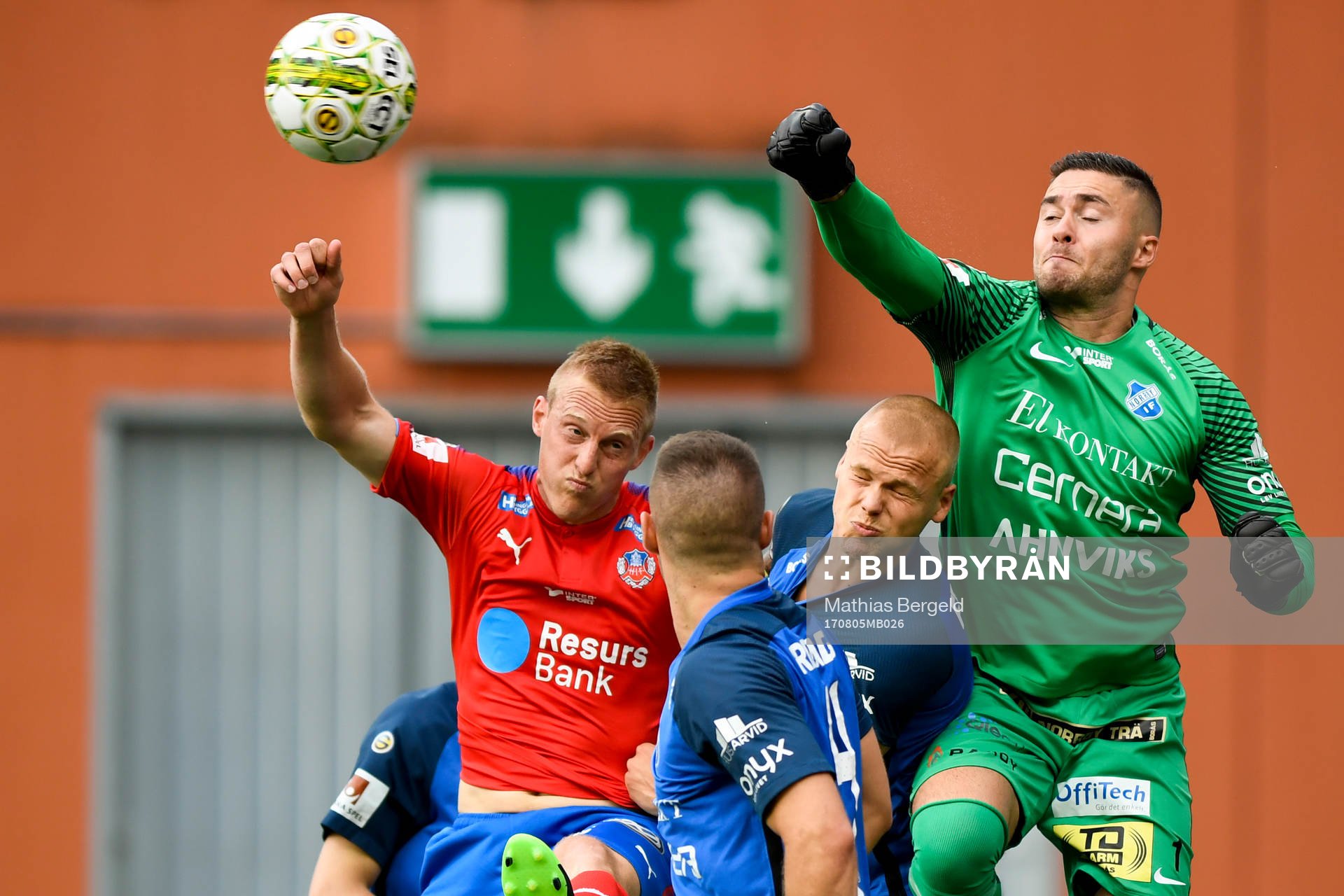 Norrbys målvakt Mergim Krasniqi och Jesper Brandt mot