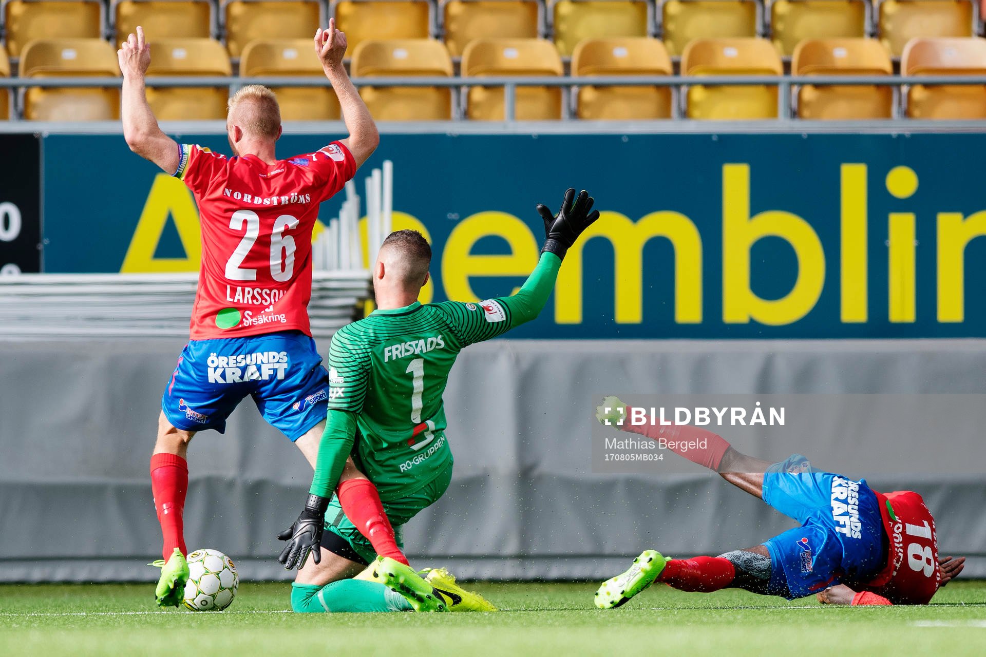 Helsingborgs Peter Larsson i kamp om bollen med Norrbys målvakt Mergim Krasniqi under fotbollsmatchen i Superettan mellan Norrby och Helsingborg den 5 augusti 2017 i Borås.