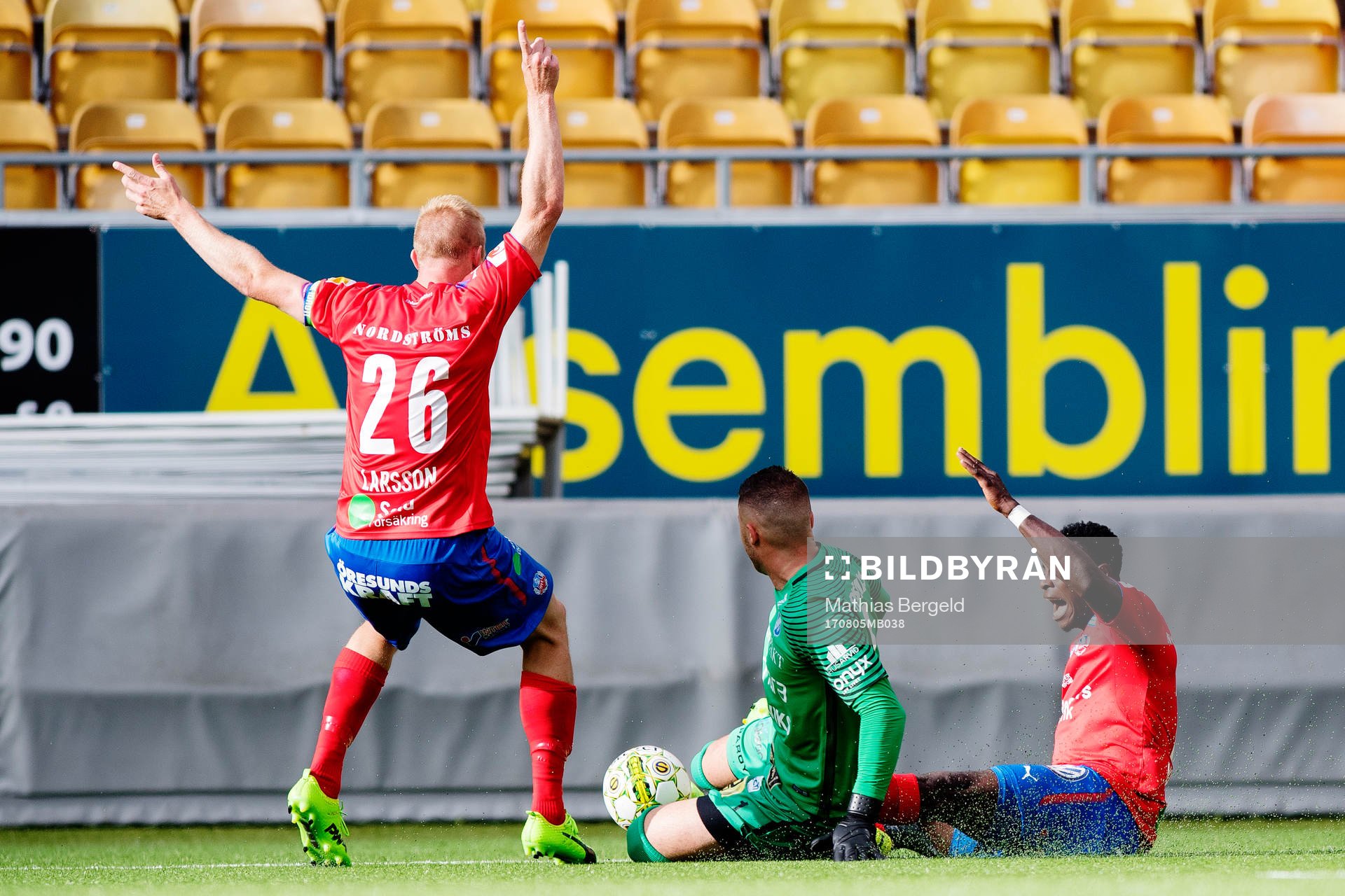 Helsingborgs Peter Larsson och Oke Akpoveta reagerar