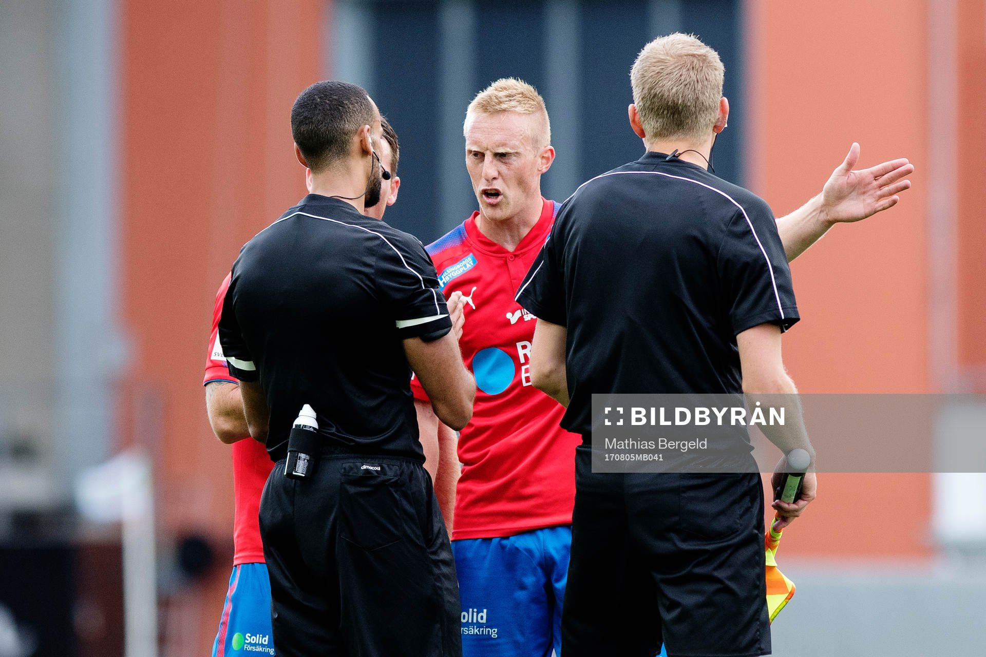 Helsingborgs Peter Larsson diskuterar med domare Farouk Nehdi efter fotbollsmatchen i Superettan mellan Norrby och Helsingborg den 5 augusti 2017 i Borås.