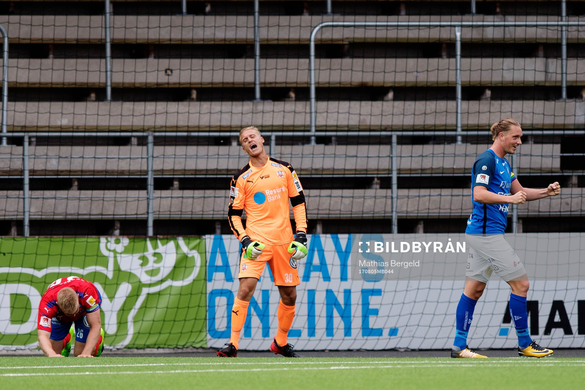 Helsingborgs Peter Larsson och målvakt Pär Hansson deppar