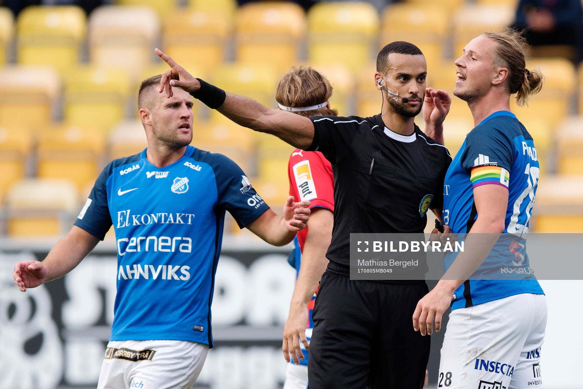 Domare Farouk Nehdi i diskussion med Norrbys Marcus