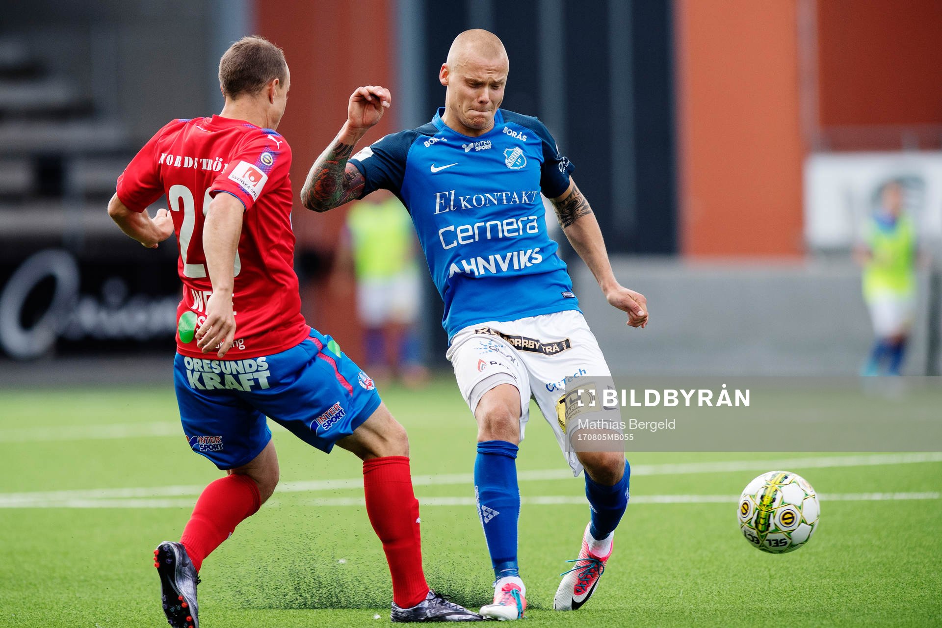 Helsingborgs Carl Wede i kamp om bollen med Norrbys Jesper Brandt under fotbollsmatchen i Superettan mellan Norrby och Helsingborg den 5 augusti 2017 i Borås.