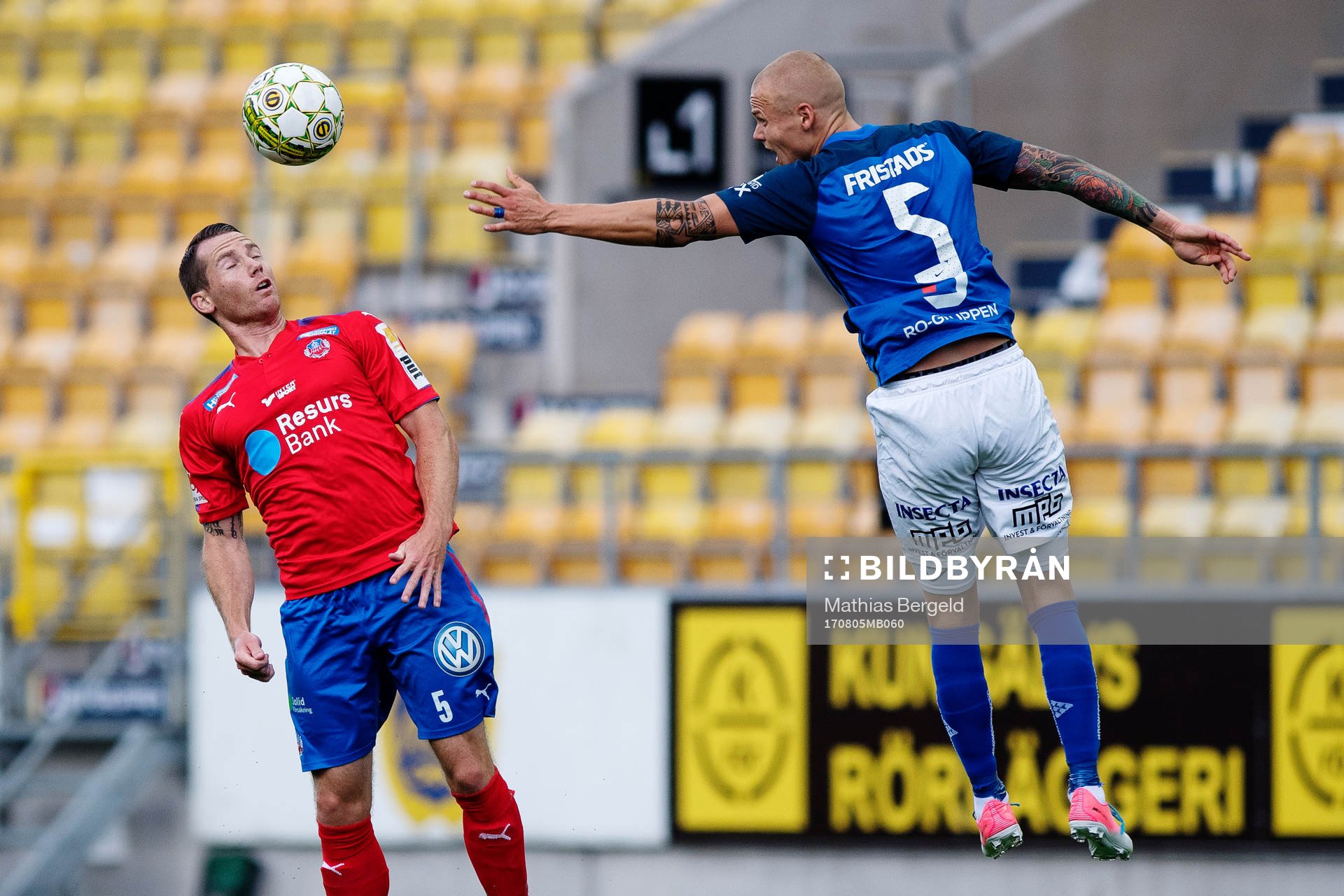 Helsingborgs Johan Persson i nickduell med Norrbys Jesper