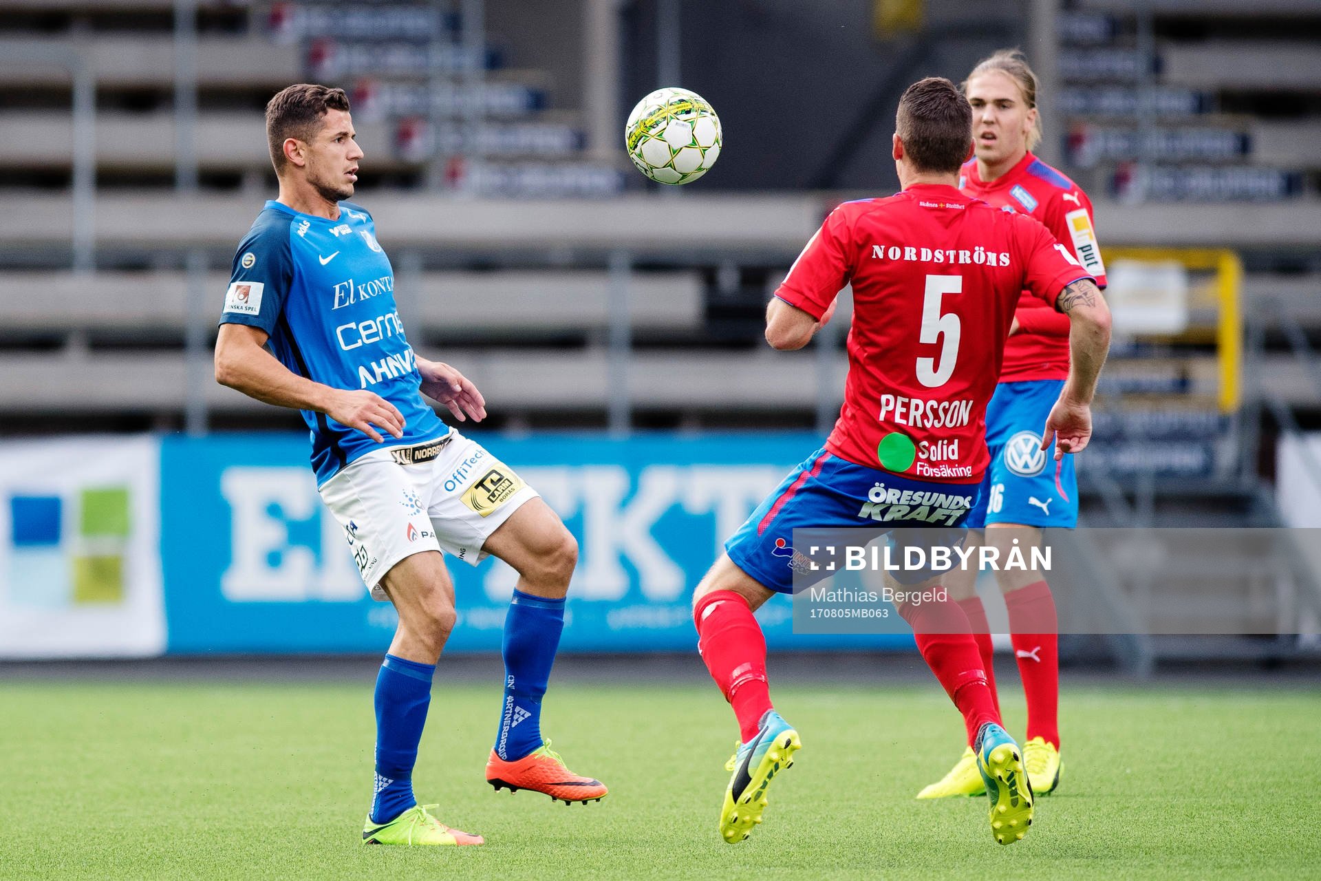 Norrbys Gzim Istrefi och Helsingborgs Johan Persson i kamp
