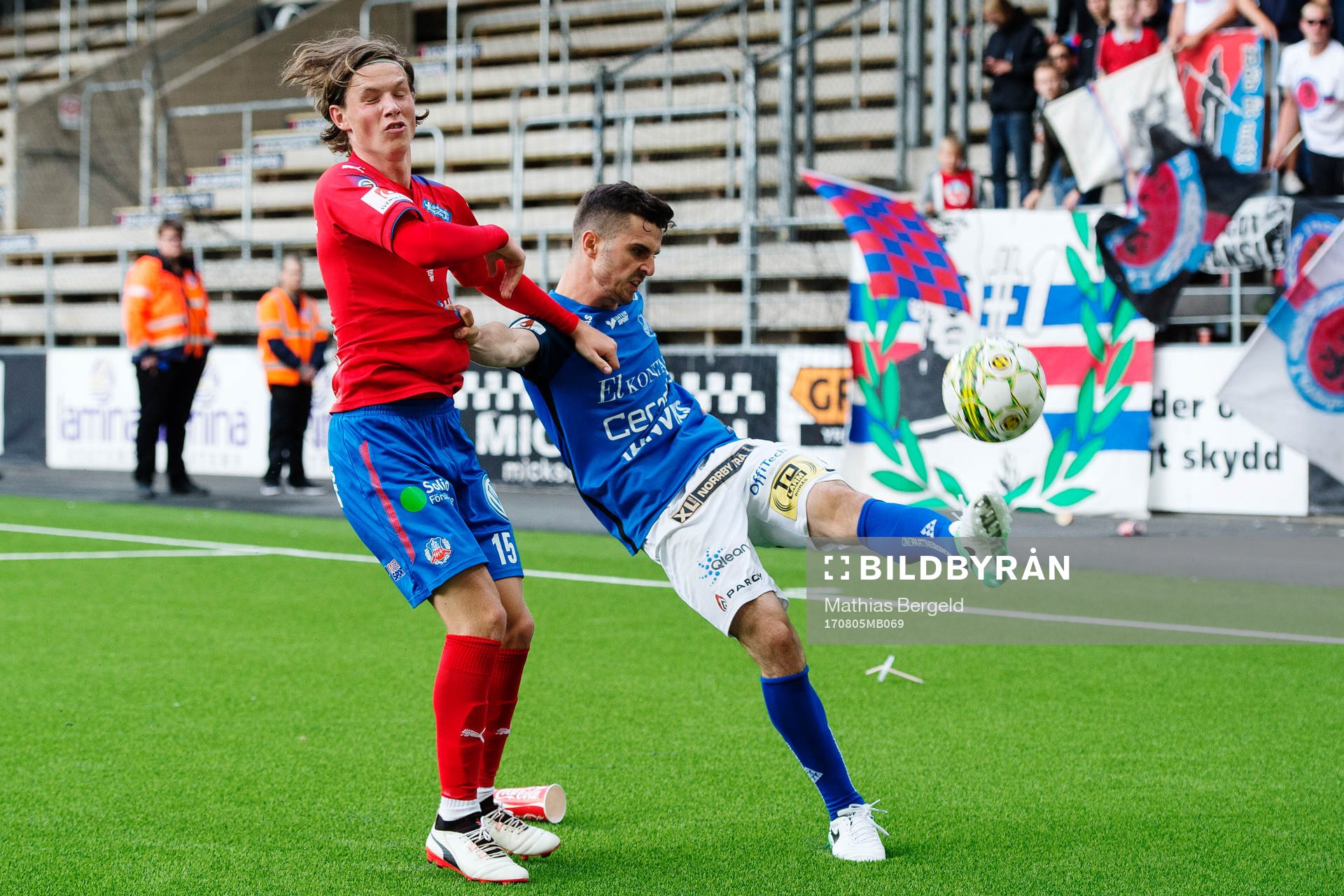 Helsingborgs Max Svensson och Norrbys Kadir Hodzic i kamp