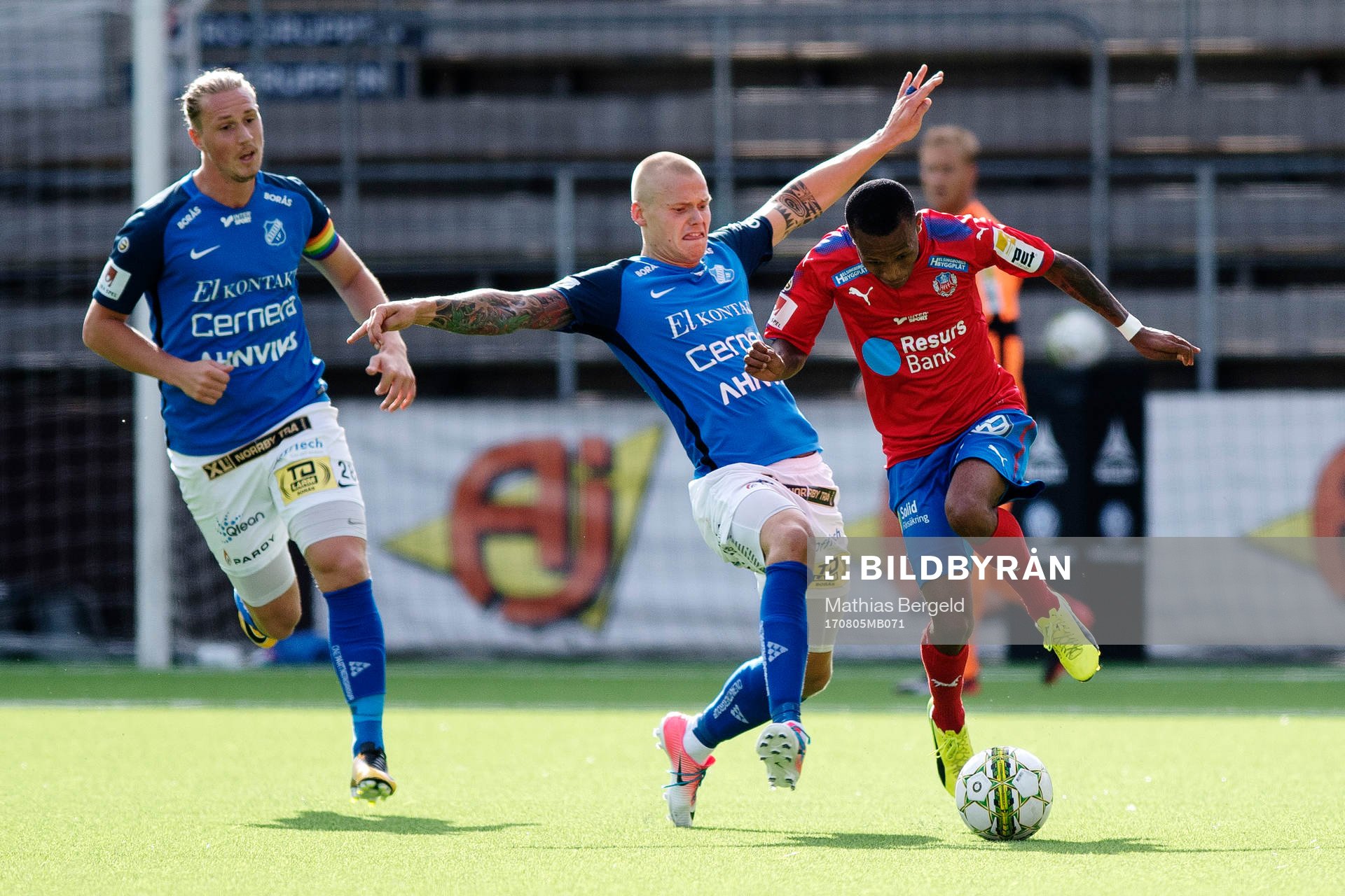 Norrbys Jesper Brandt och Helsingborgs Bradley Surprise Ralani i kamp om bollen under fotbollsmatchen i Superettan mellan Norrby och Helsingborg den 5 augusti 2017 i Borås.
