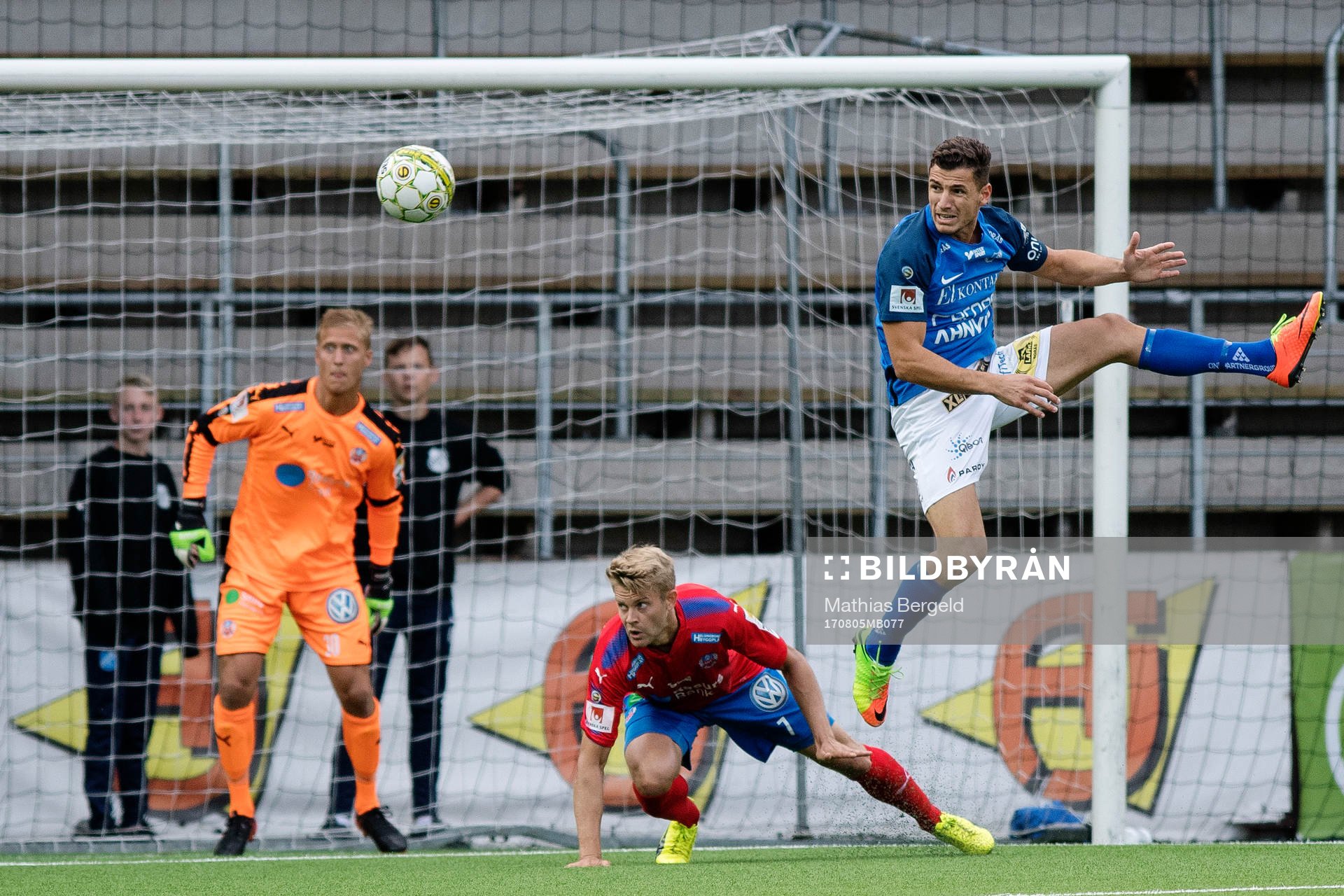 Norrbys Gzim Istrefi nickar framför Helsingborgs Viktor Ljung och målvakt Pär Hansson under fotbollsmatchen i Superettan mellan Norrby och Helsingborg den 5 augusti 2017 i Borås.